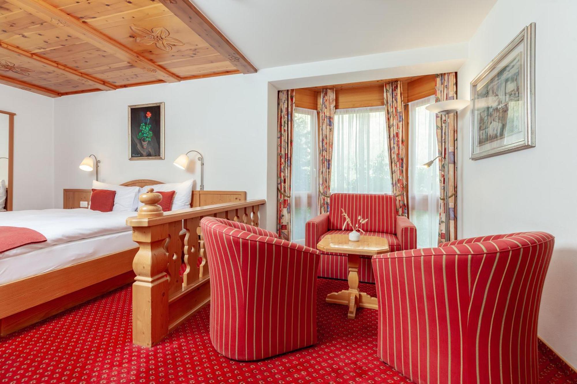 Deluxe Doppelzimmer mit Balkon und Blick auf Matterhorn