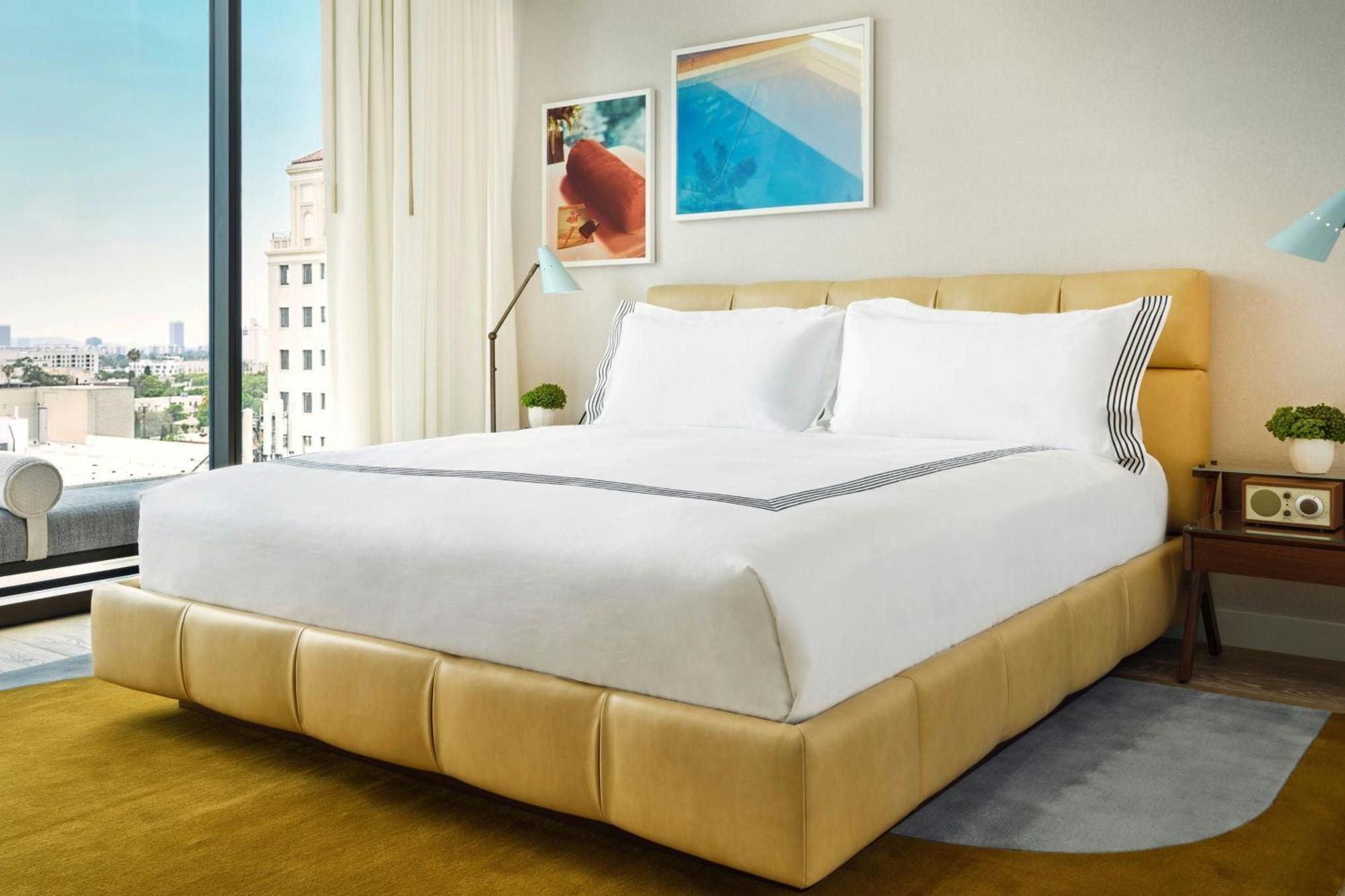 Zimmer mit Kingsize-Bett und Stadtblick