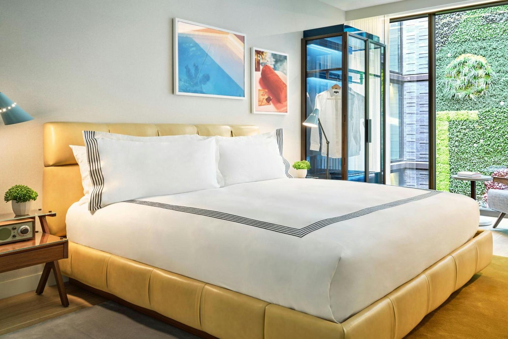 Zimmer mit Kingsize-Bett und Atriumblick