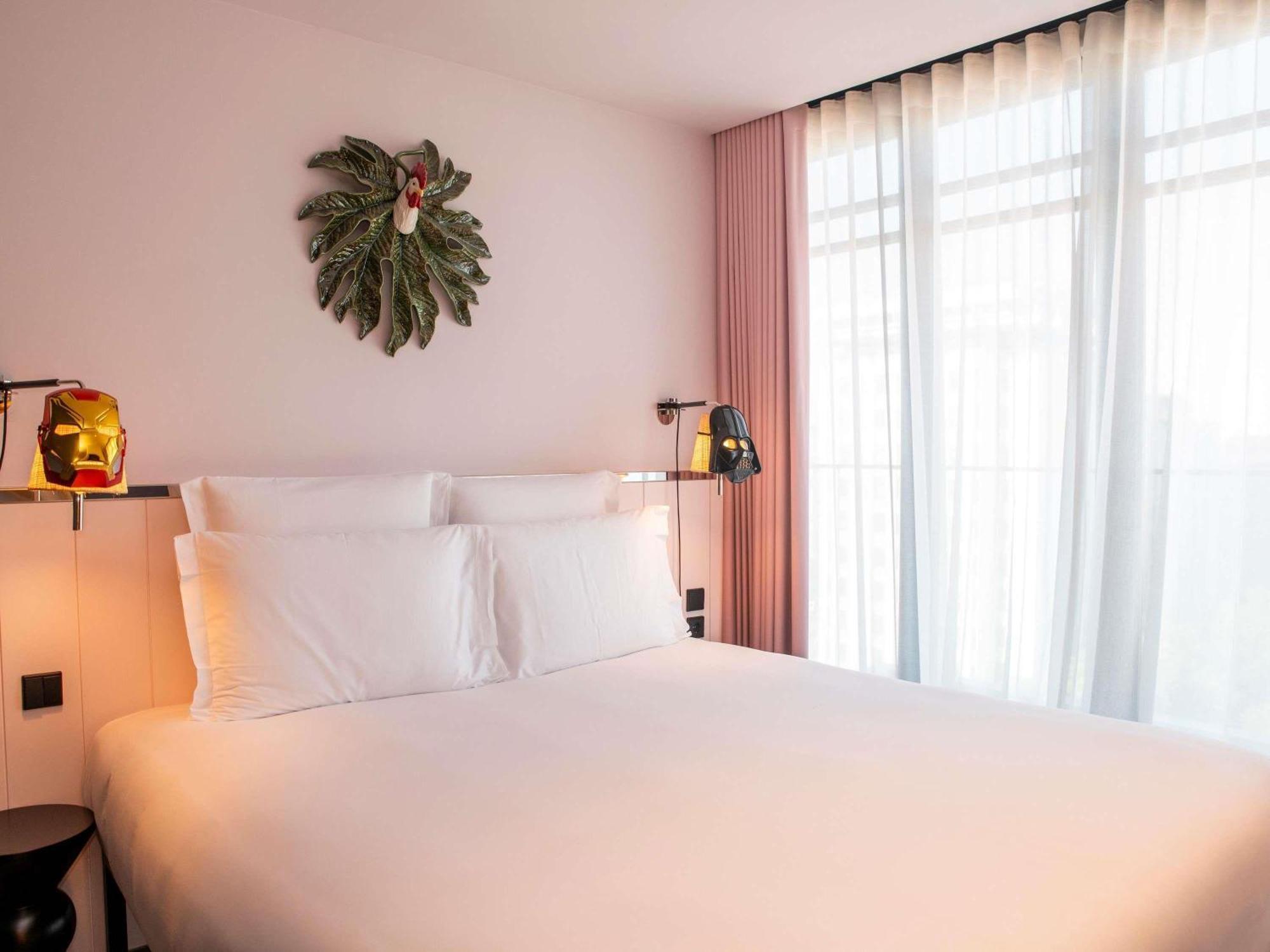 LARGE MAMA Doppelzimmer mit Balkon und Blick auf die Avenue