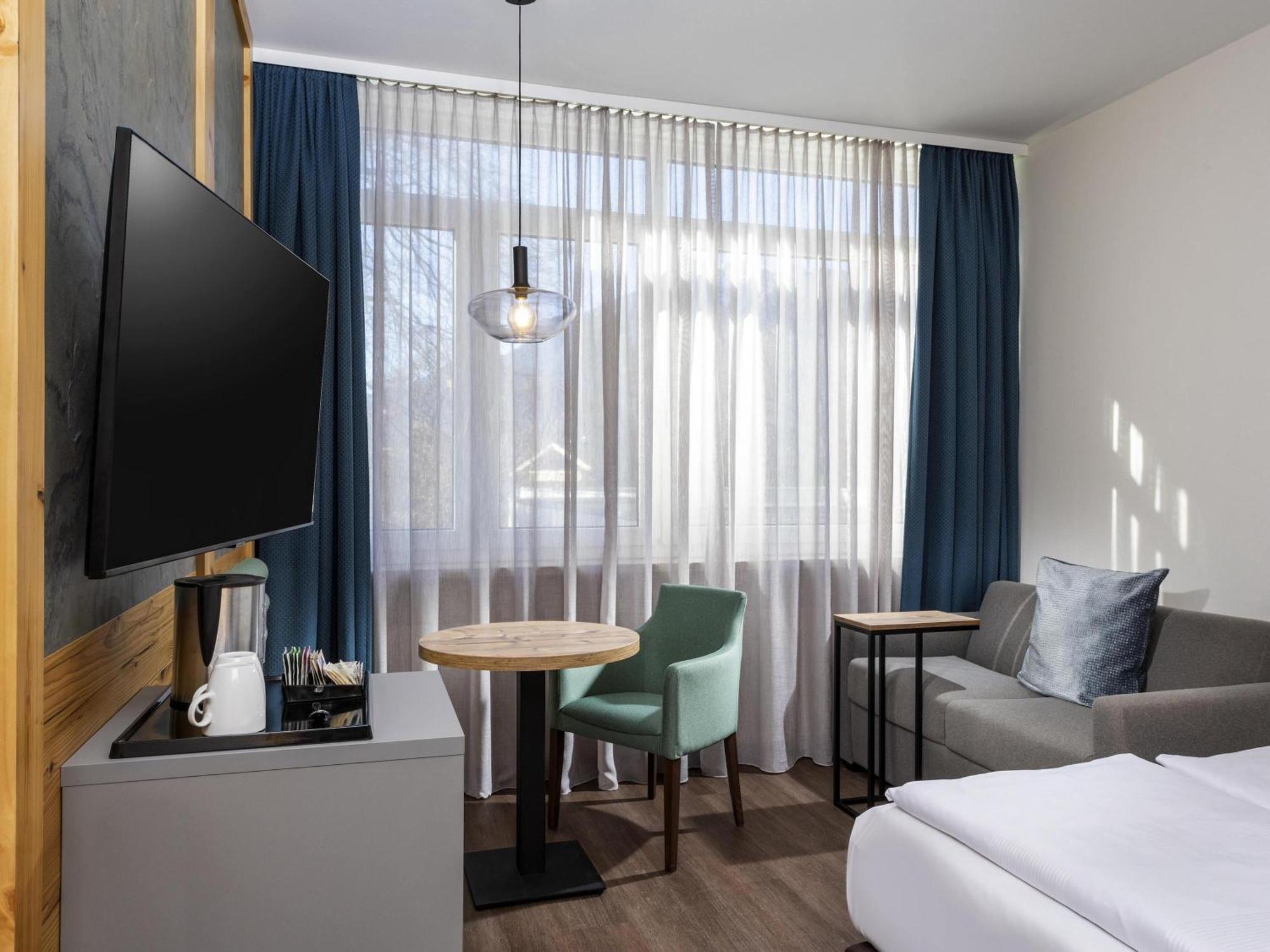Standard Zimmer mit Queensize-Bett und Sofa