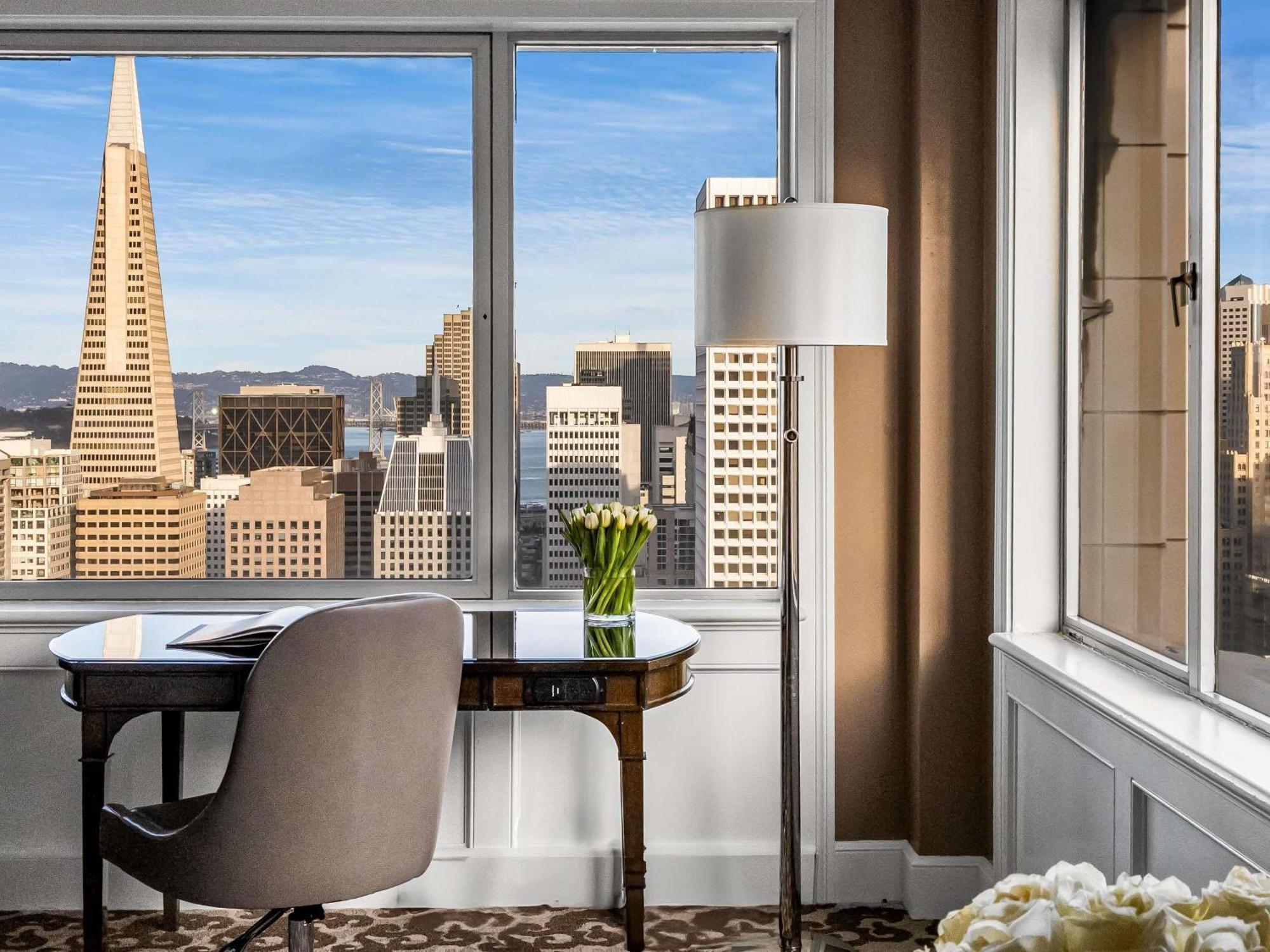 Signature Eckzimmer mit Kingsize-Bett und Blick auf die Skyline