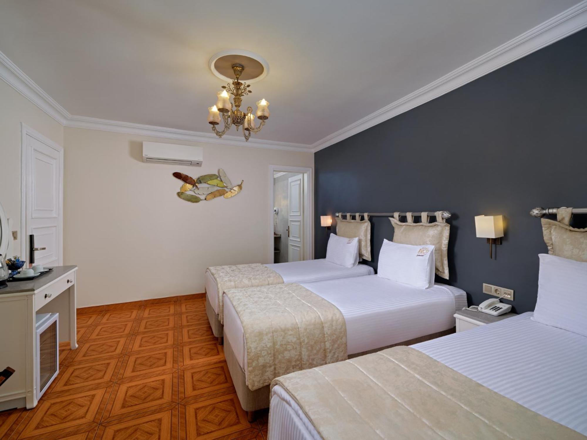 Dreibettzimmer mit Stadtblick