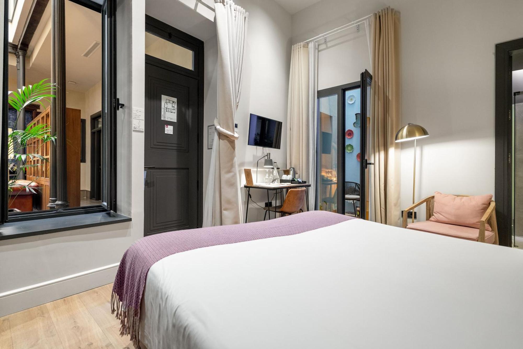 Doppel-/Zweibettzimmer mit Blick zur Innenseite
