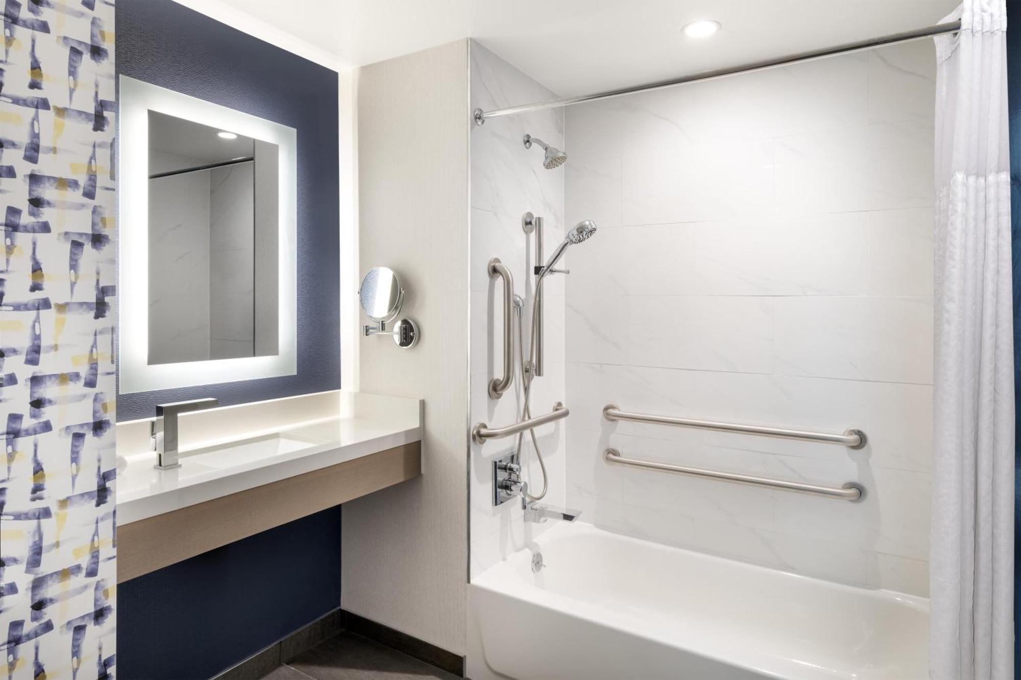 Zimmer mit Queensize-Bett und Badewanne – barrierefrei