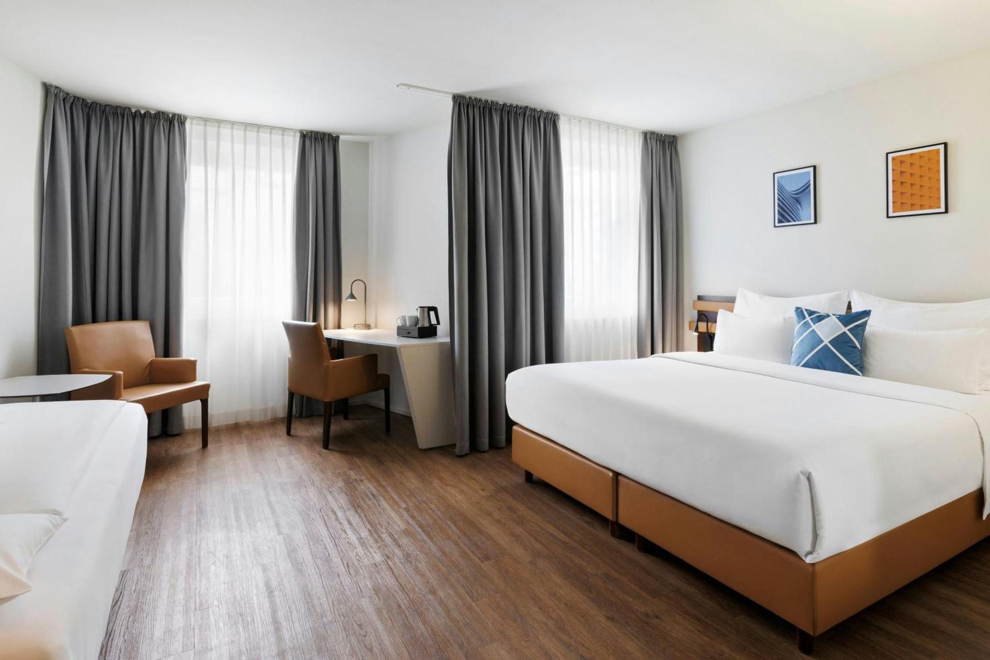 Großes Standard Zimmer mit Kingsize-Bett und 1 Einzelbett