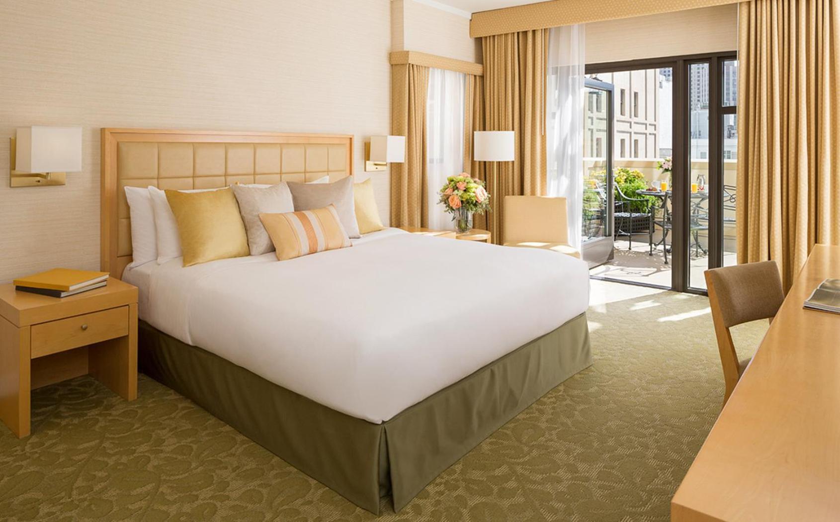 Zimmer mit Kingsize-Bett und Balkon