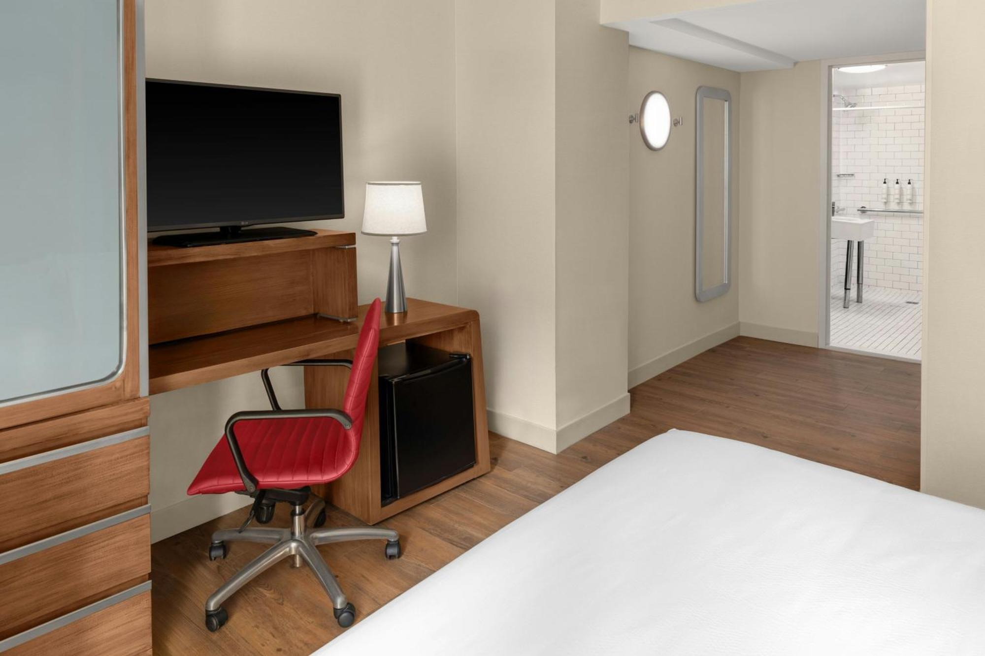 Zimmer mit Kingsize-Bett