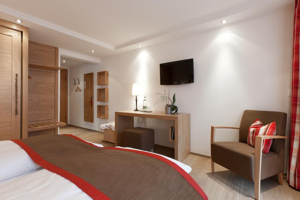 Doppelzimmer Chalet mit Balkon und Blick auf das Matterhorn
