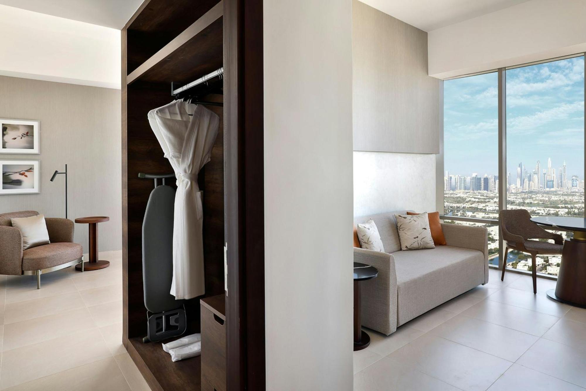 Club-Kingsuite mit Blick auf die Skyline – Club Etage