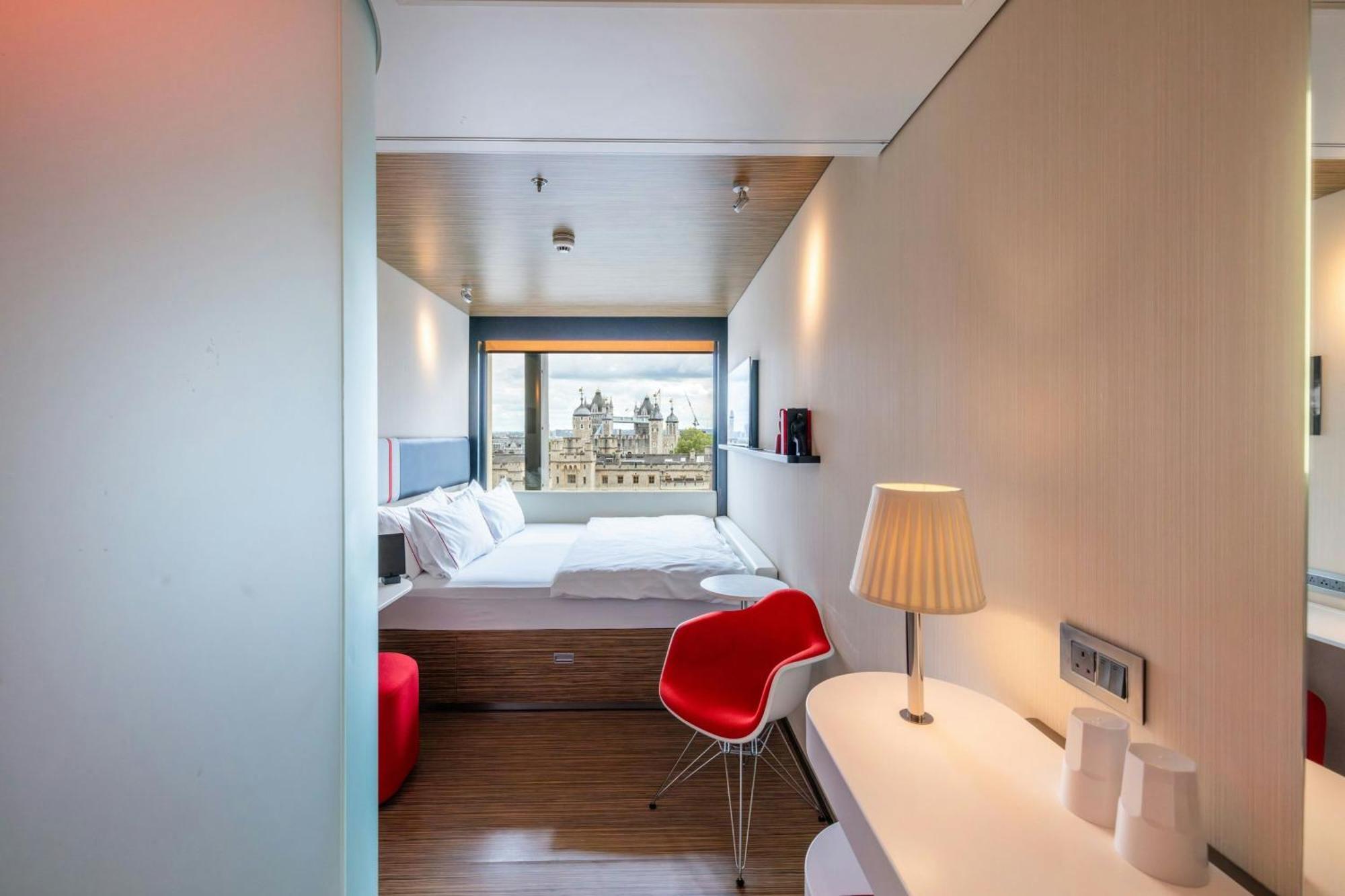 Zimmer mit Kingsize-Bett und Blick auf die Tower Bridge