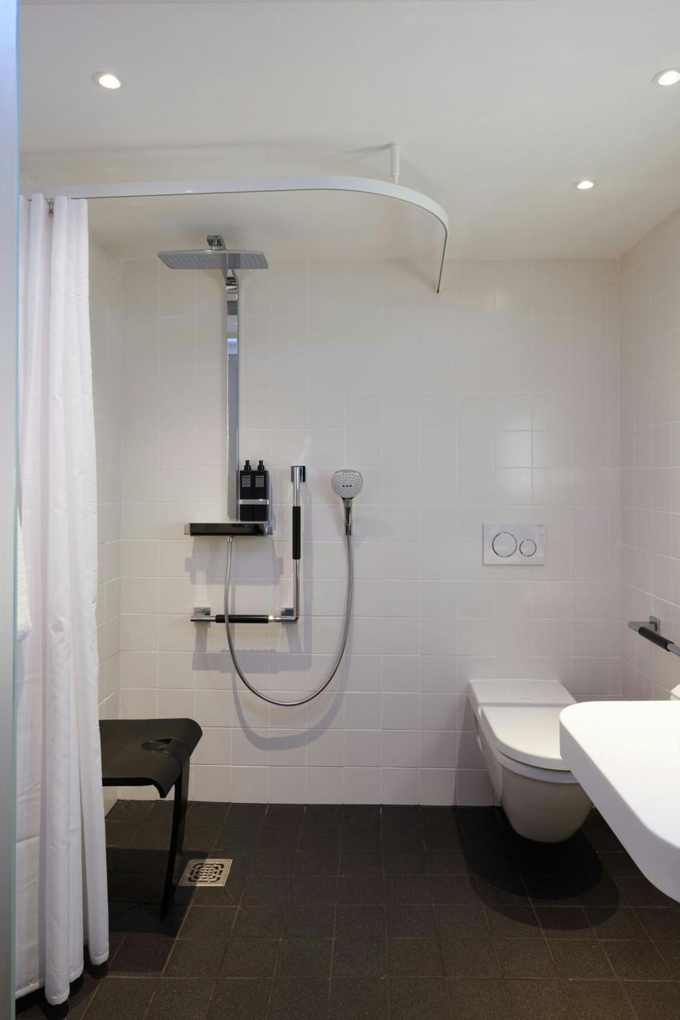 Zimmer mit Kingsize-Bett, barrierefrei