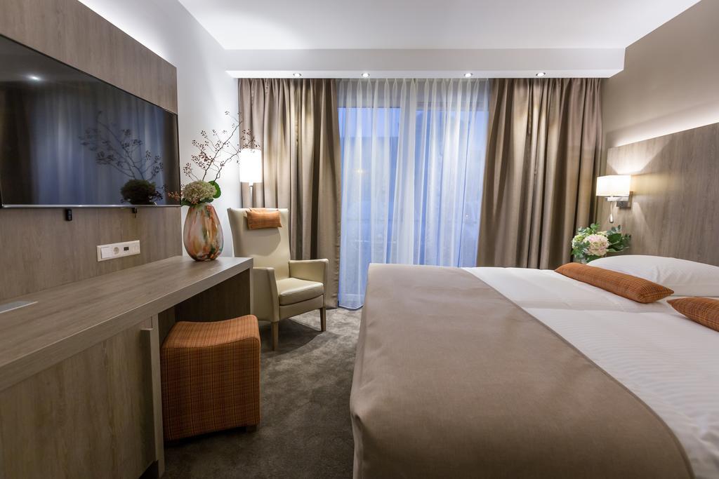 Comfort Doppelzimmer mit Whirlpool-Badewanne und Regendusche
