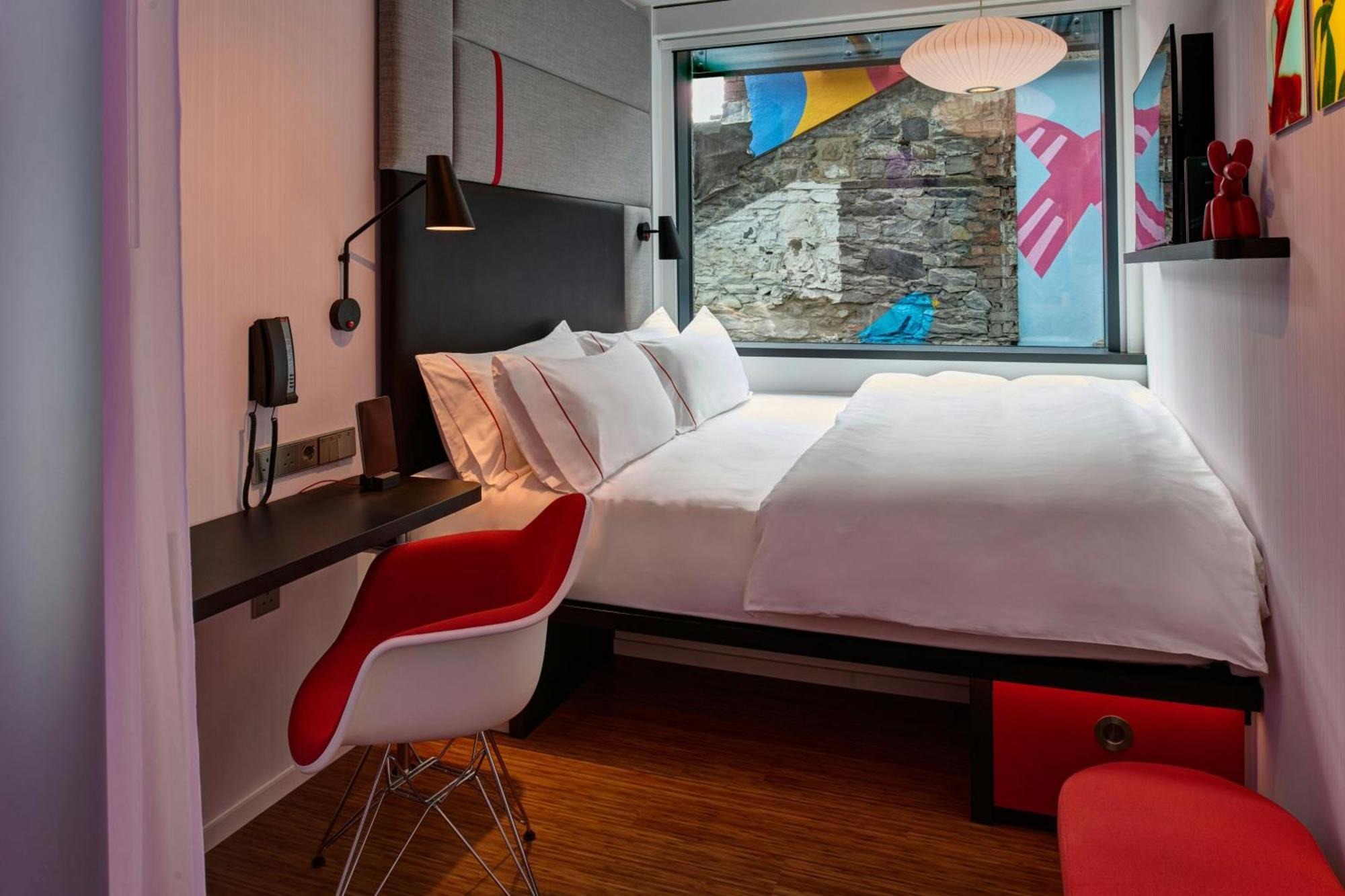 Zimmer mit Kingsize-Bett