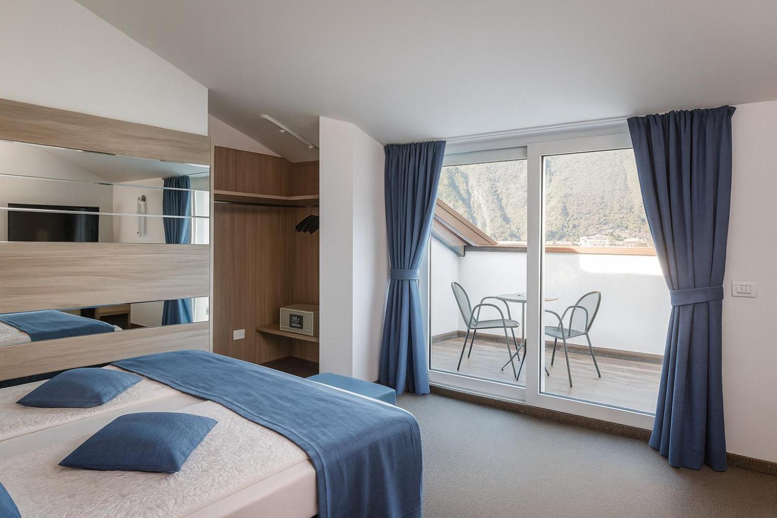Superior Zimmer mit Kingsize-Bett, Balkon und Seeblick
