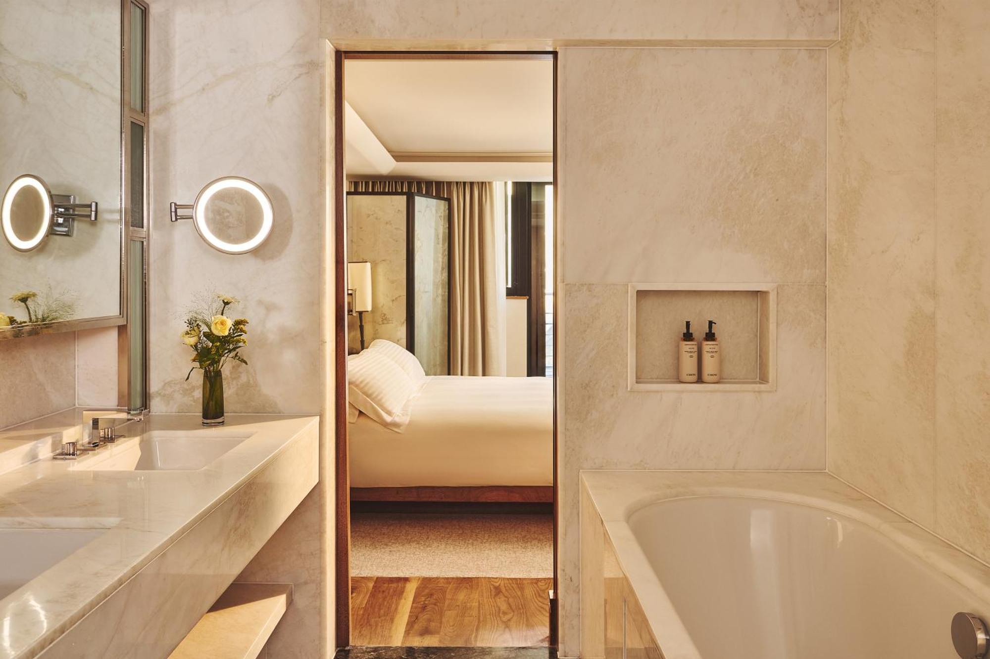 Contemporary Deluxe Room,1739381398:JPEG