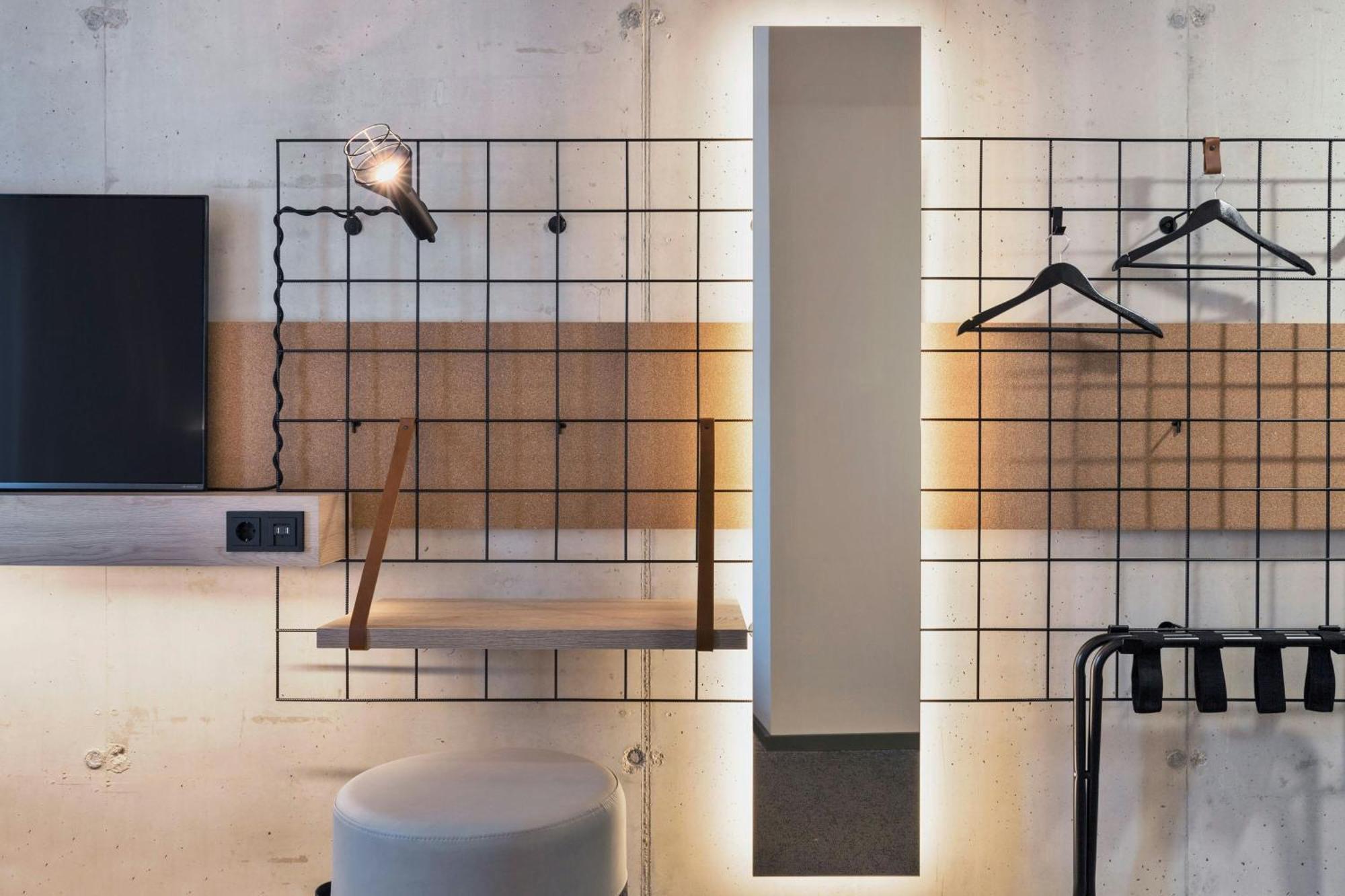 Moxy Zimmer mit Queensize-Bett