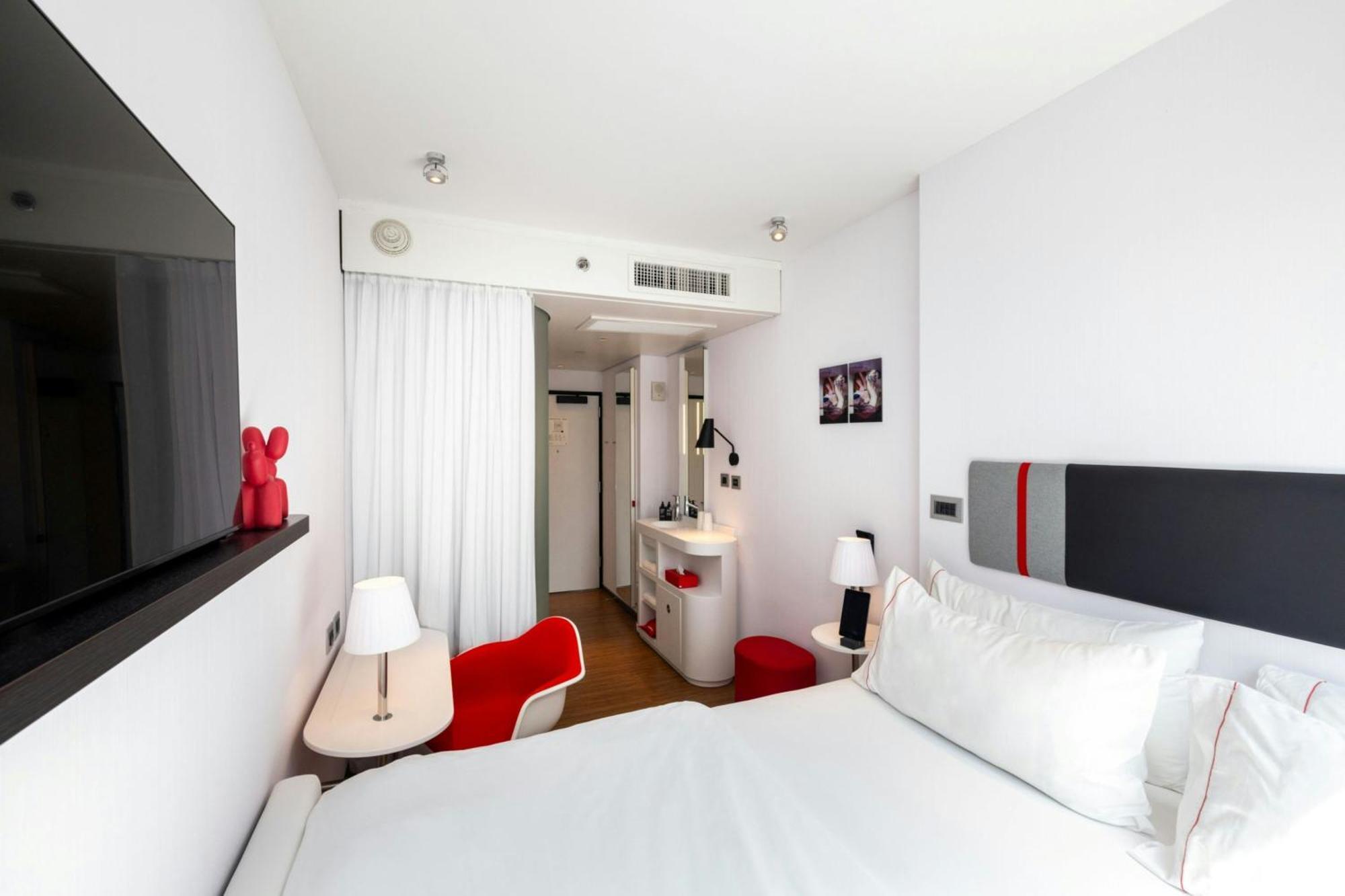 Zimmer mit Kingsize-Bett