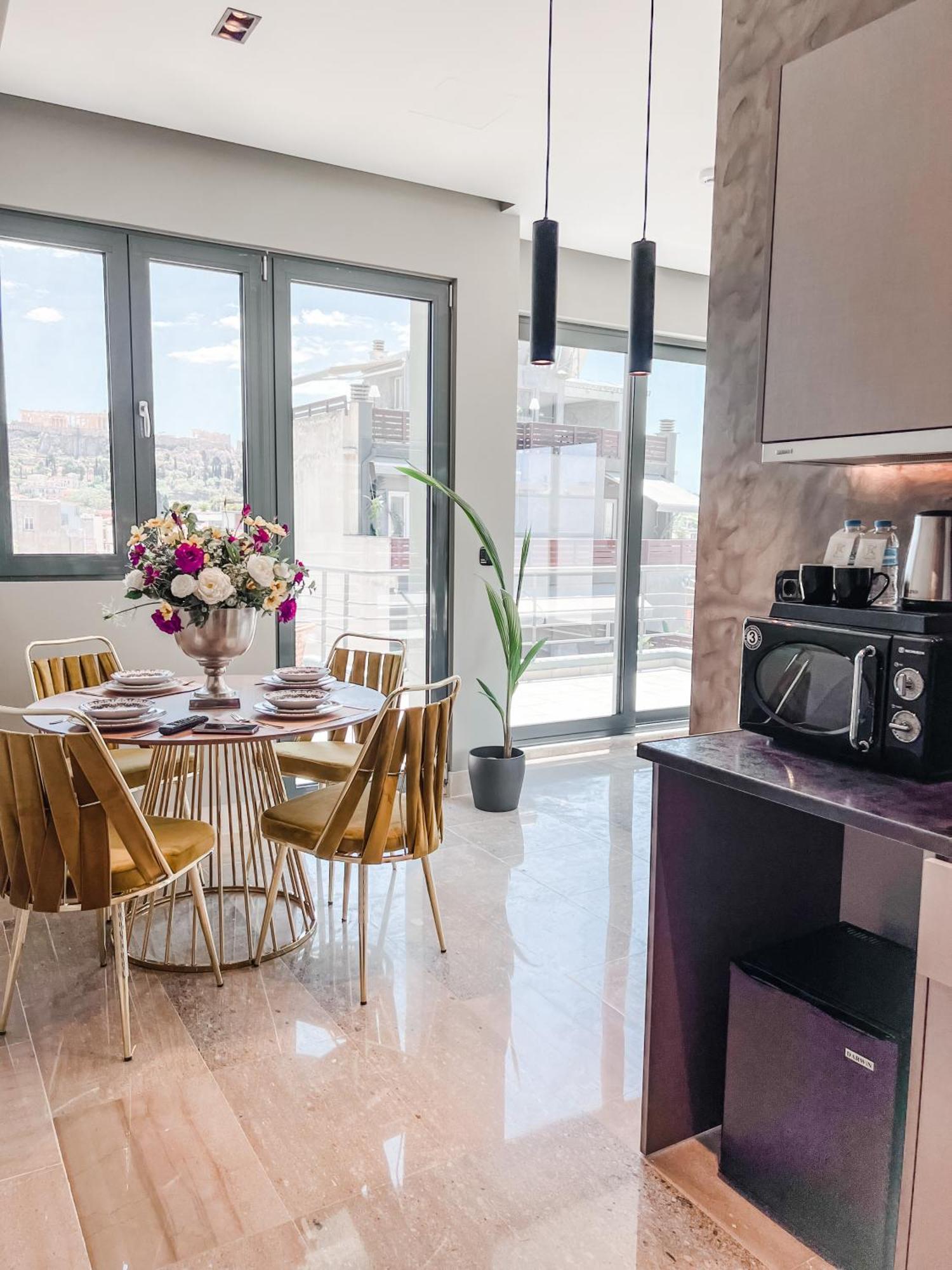 Suite mit Queensize-Bett und Blick auf die Akropolis