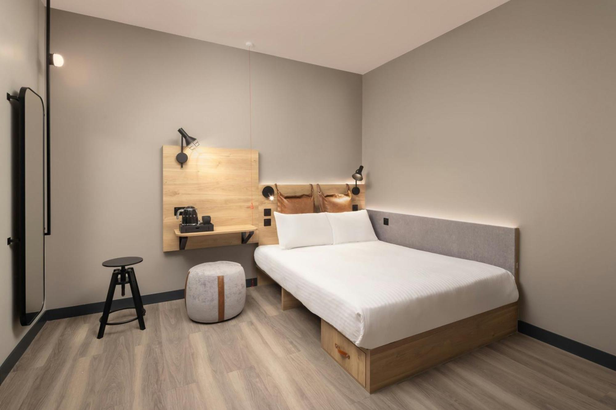 Moxy Hideaway Sleeper Zimmer mit Queensize-Bett – ohne Fenster