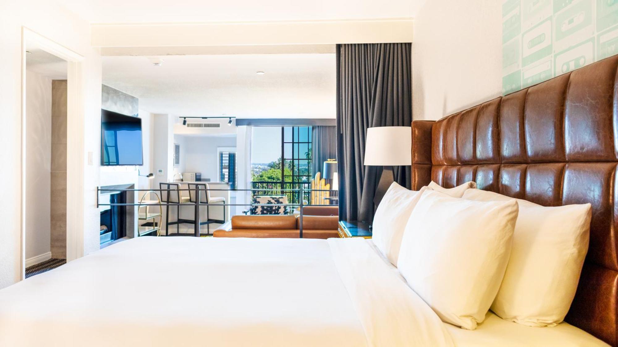 Signature Suite mit Kingsize-Bett, Stadtblick und Balkon