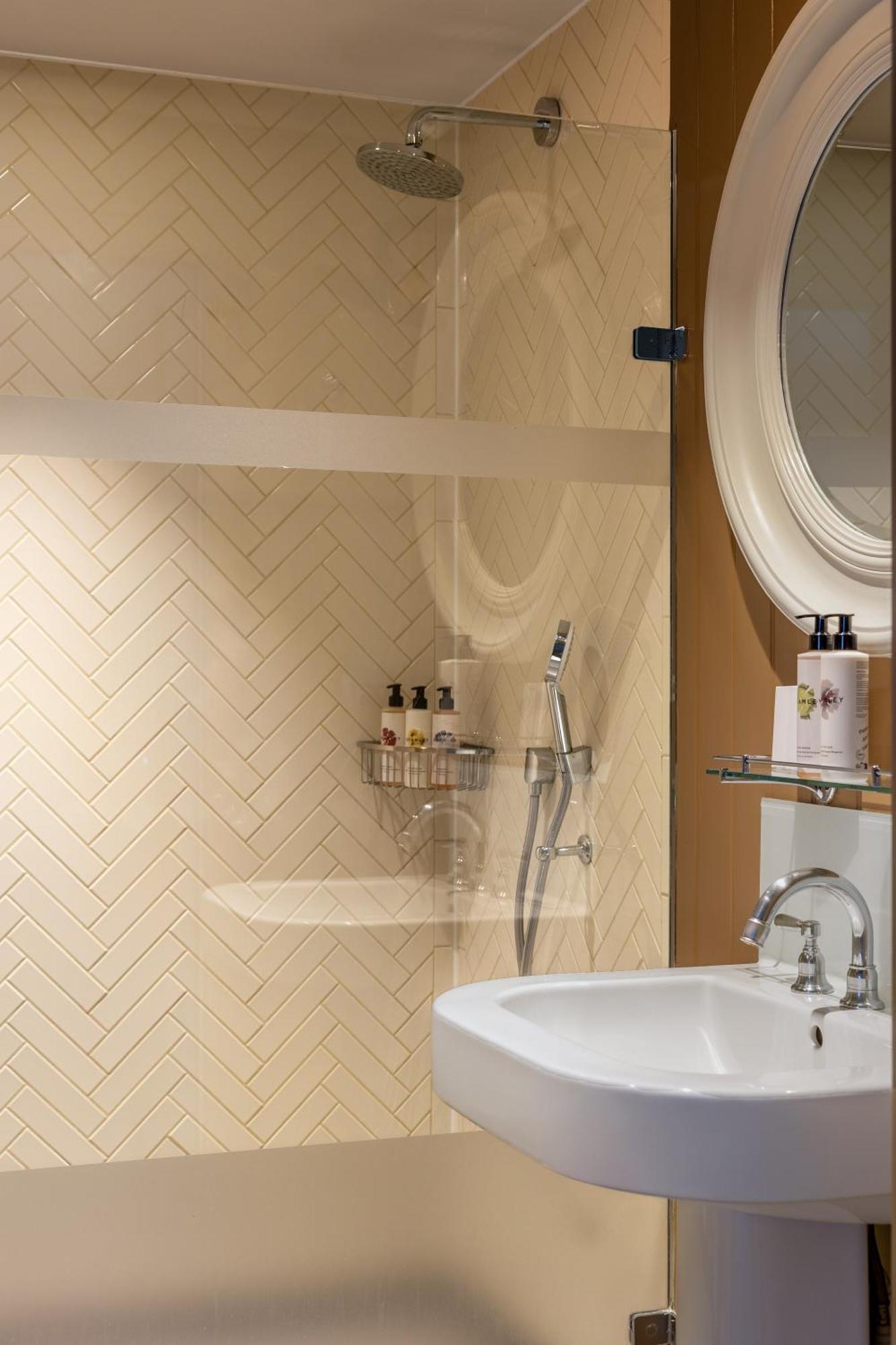 Double Room,1742678567:JPEG