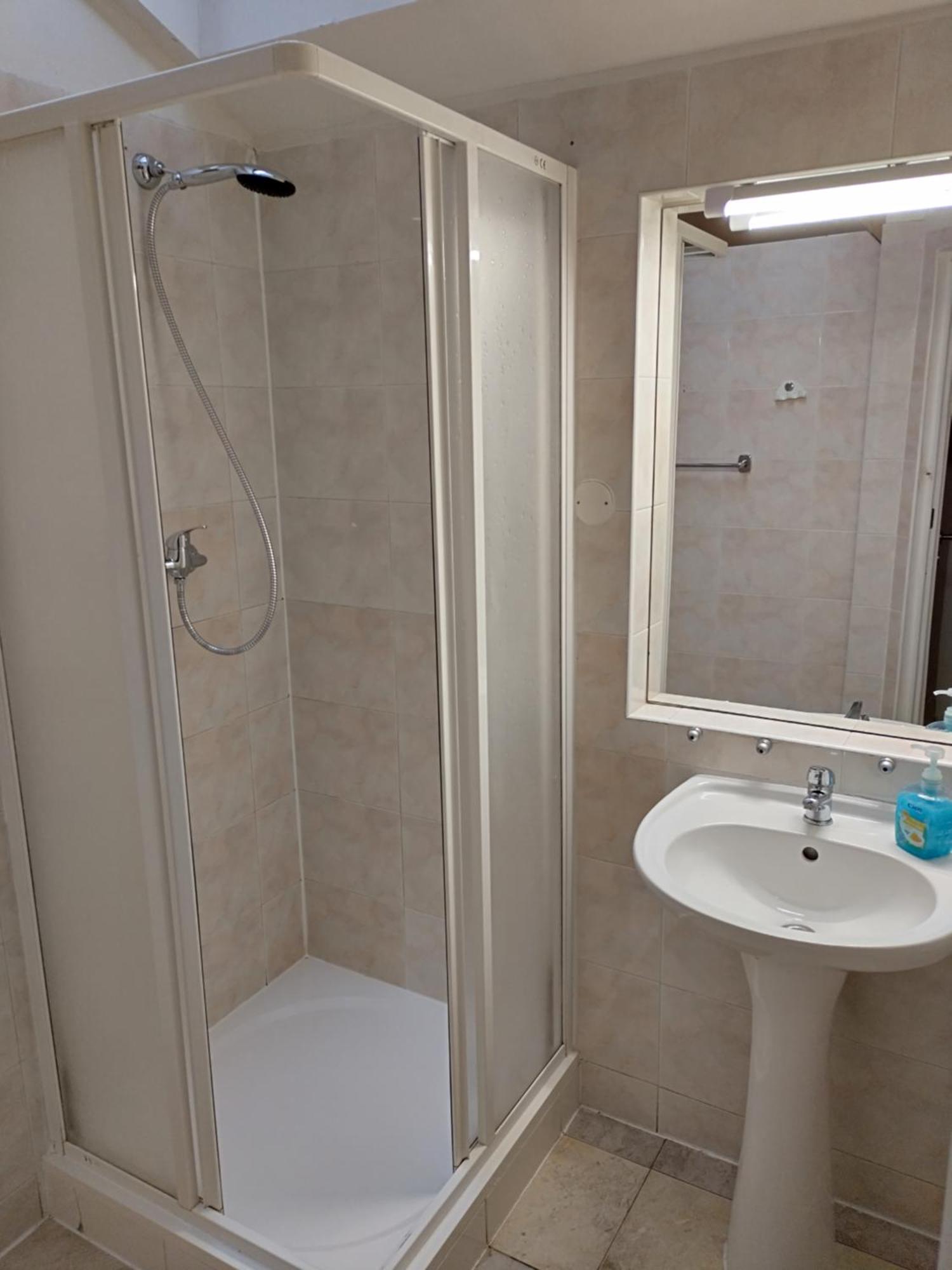 Vierbettzimmer mit Gemeinschaftsbad