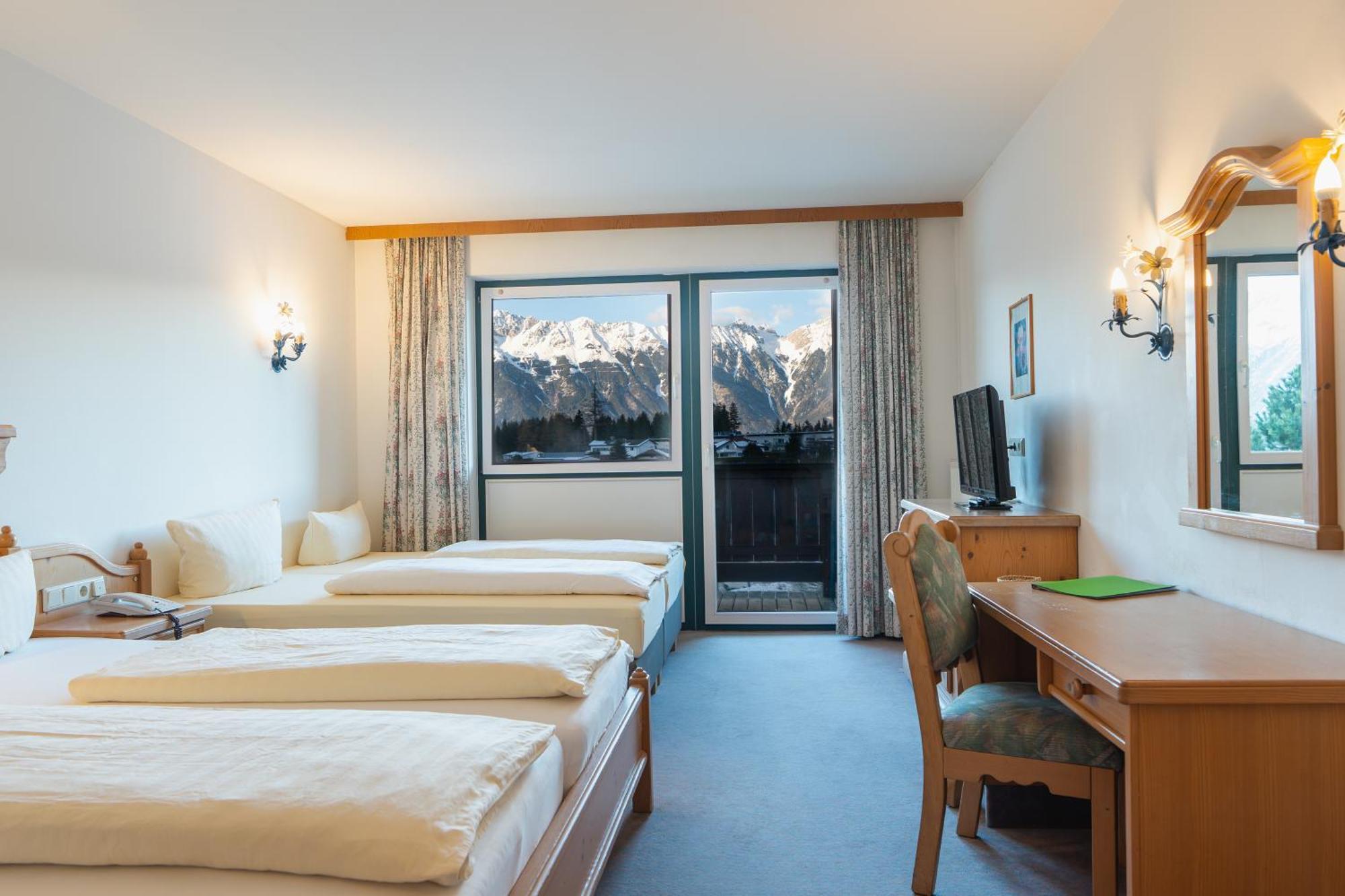 Dreibettzimmer mit Bergblick