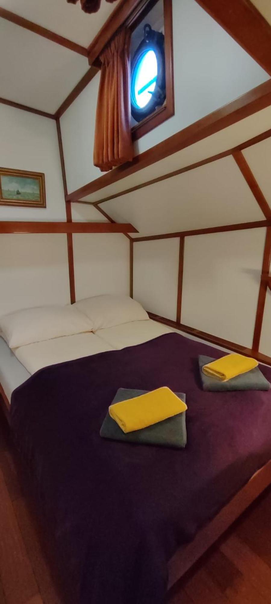 Zimmer mit Kingsize-Bett
