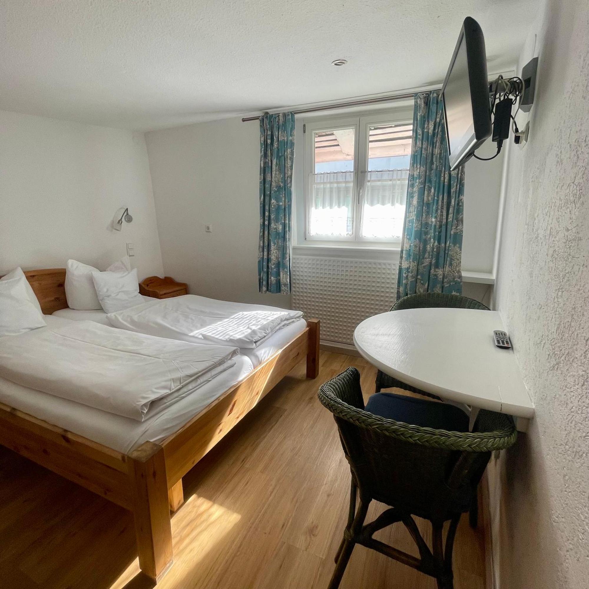 Doppelzimmer (Deckenhöhe 2 Meter) mit eigenem Bad