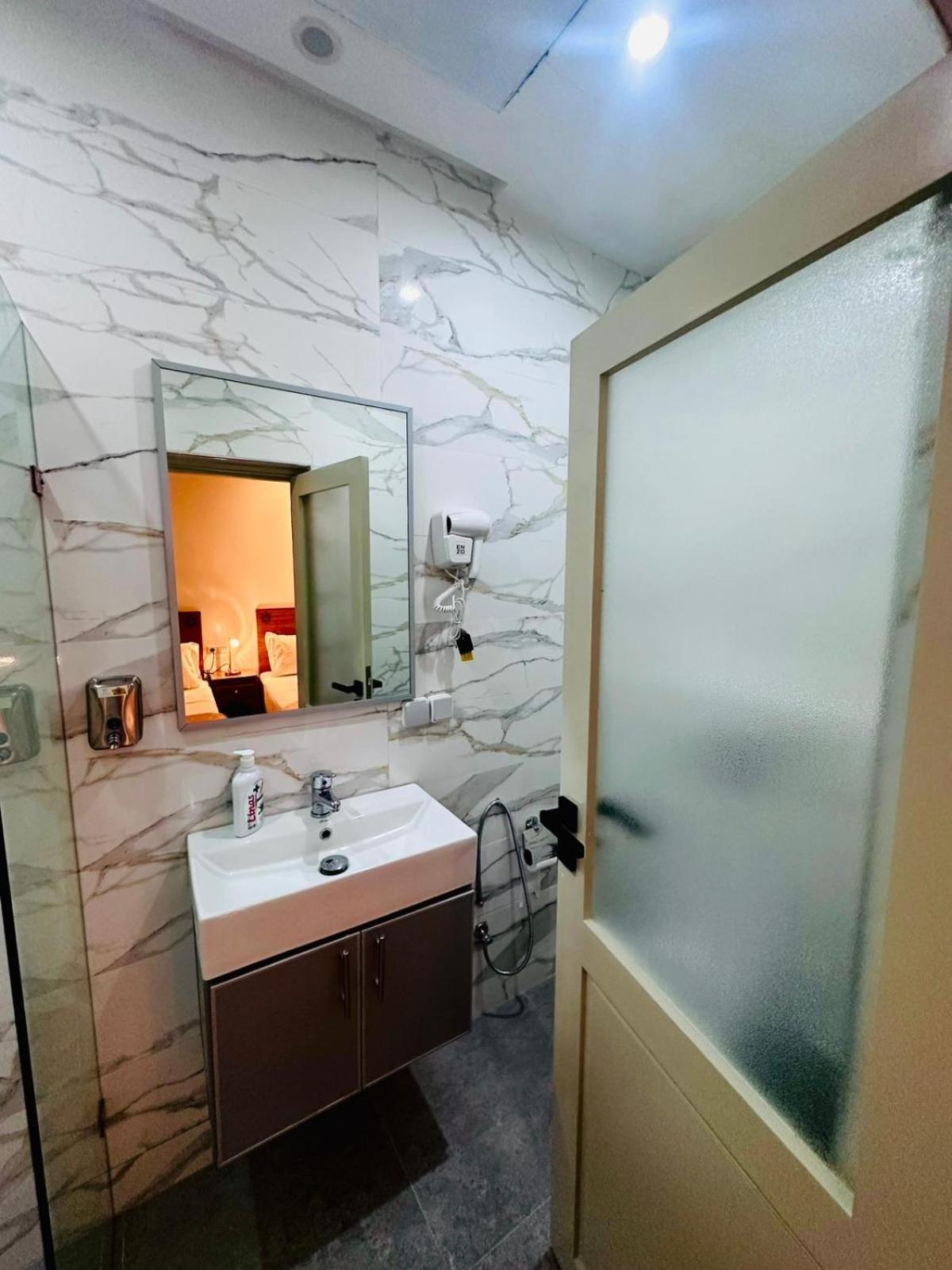 Zweibettzimmer mit eigenem Bad