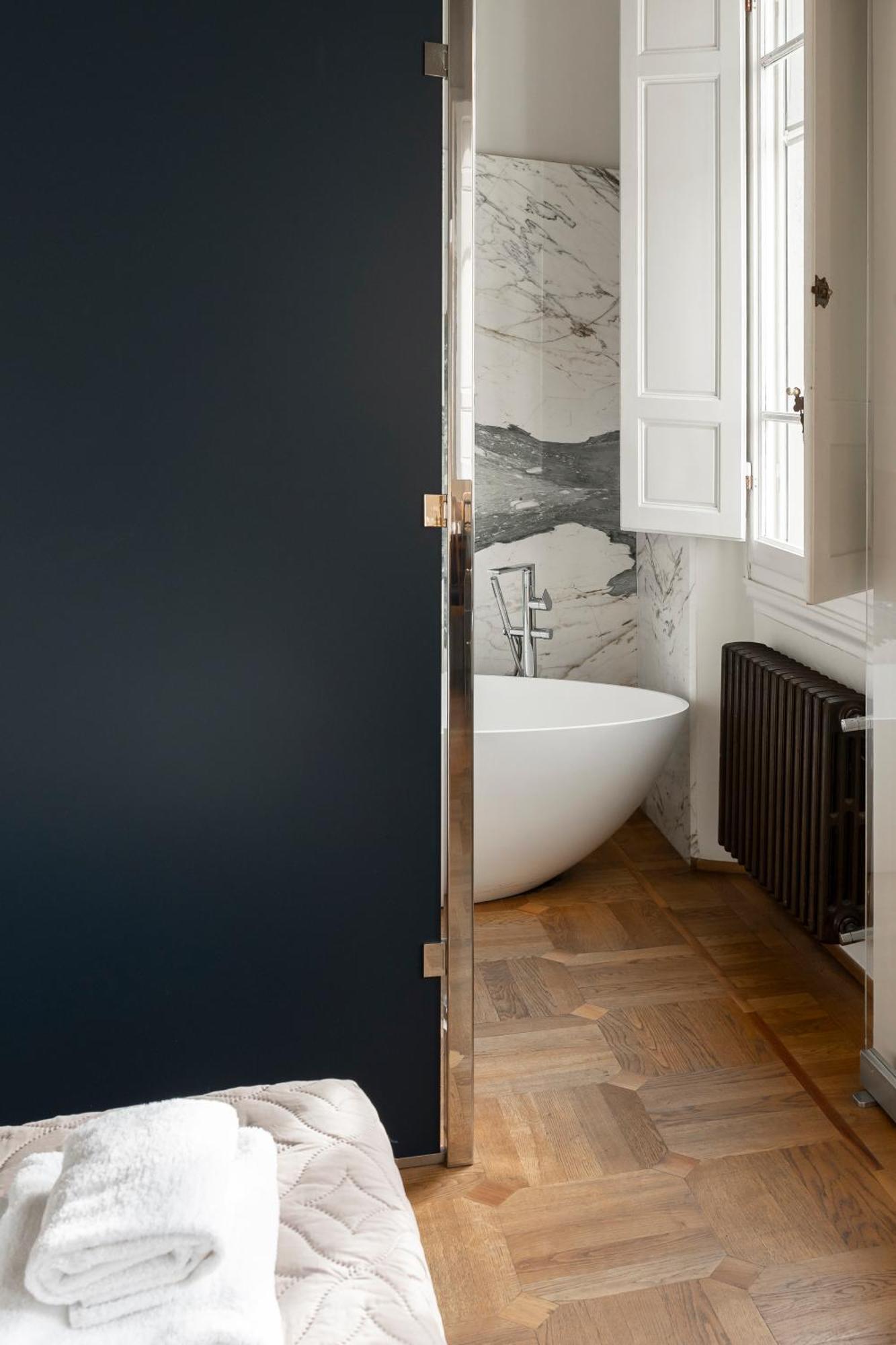 Superior Doppelzimmer mit Badewanne und Gartenblick