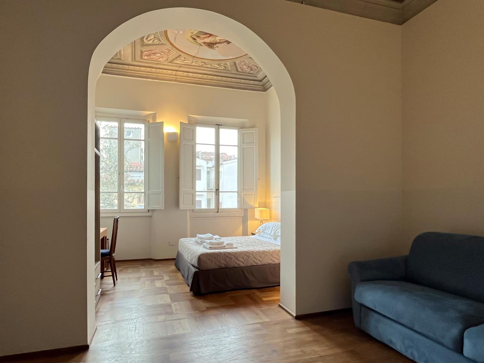 Zimmer mit Queensize-Bett und Gartenblick
