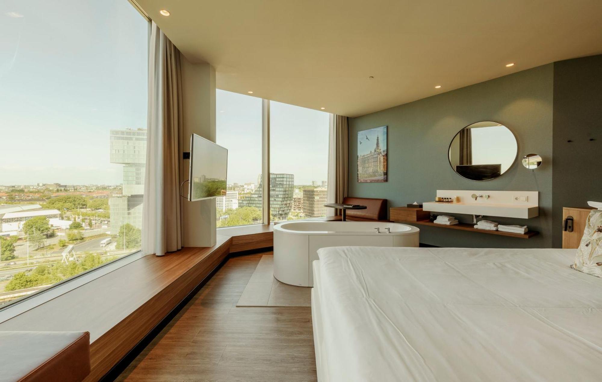 Superior Zimmer mit Kingsize-Bett, Stadtblick und Badewanne