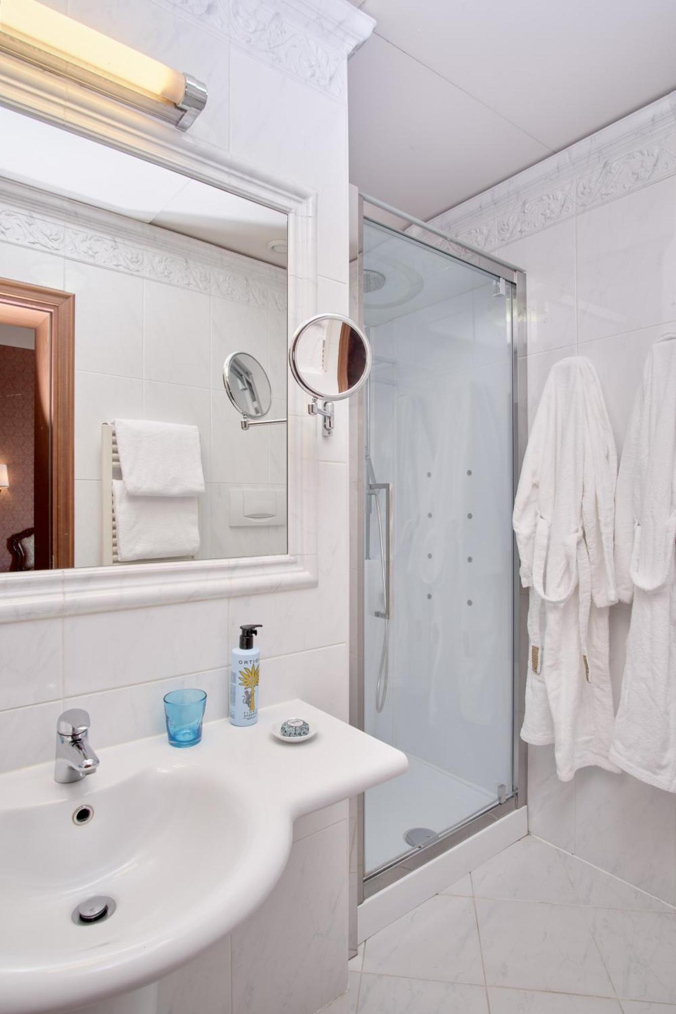 Deluxe Doppelzimmer mit Aussicht auf einen kleinen Kanal