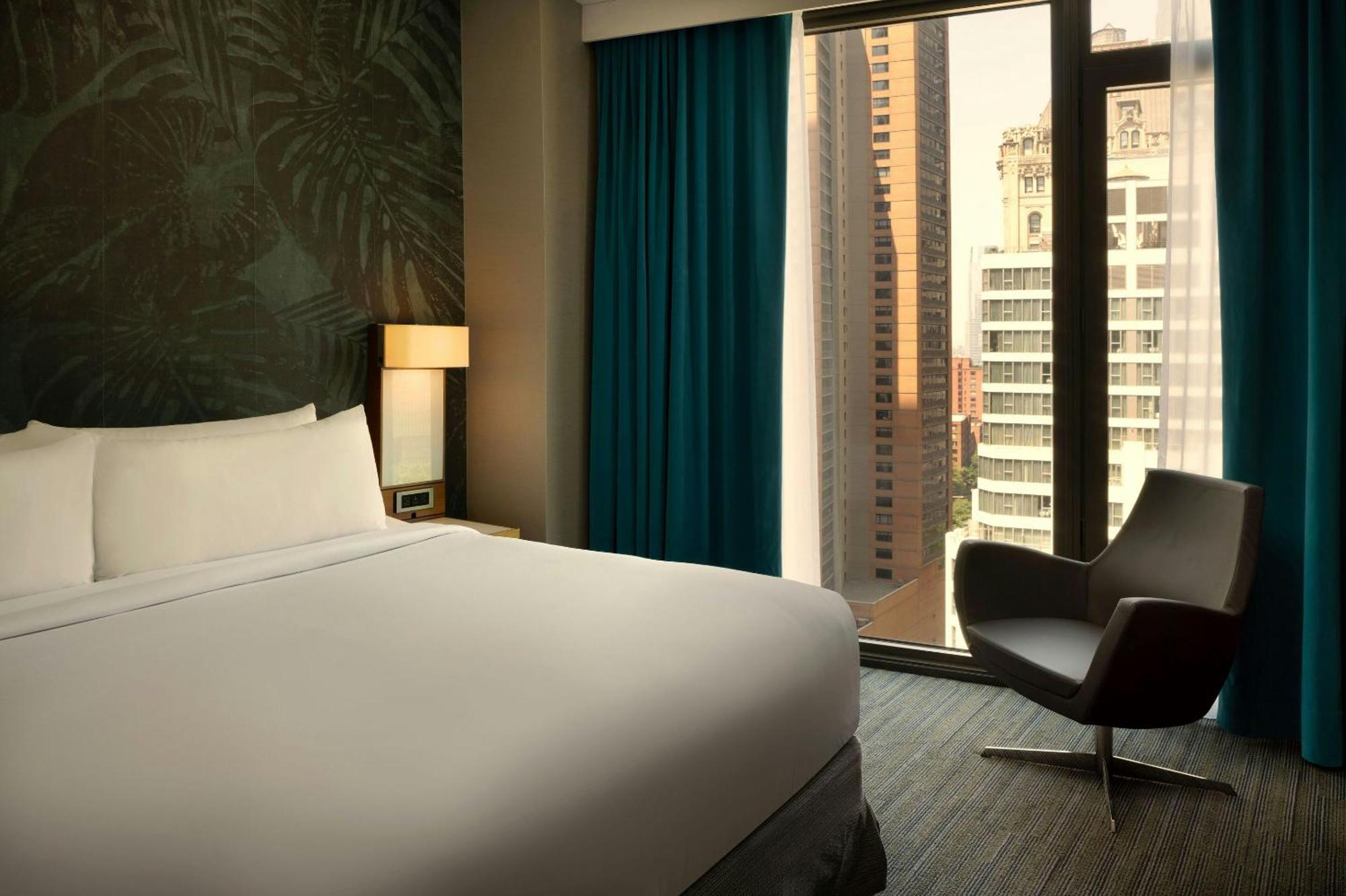 Superior Zimmer mit 2 Doppelbetten und Stadt- und Flussblick