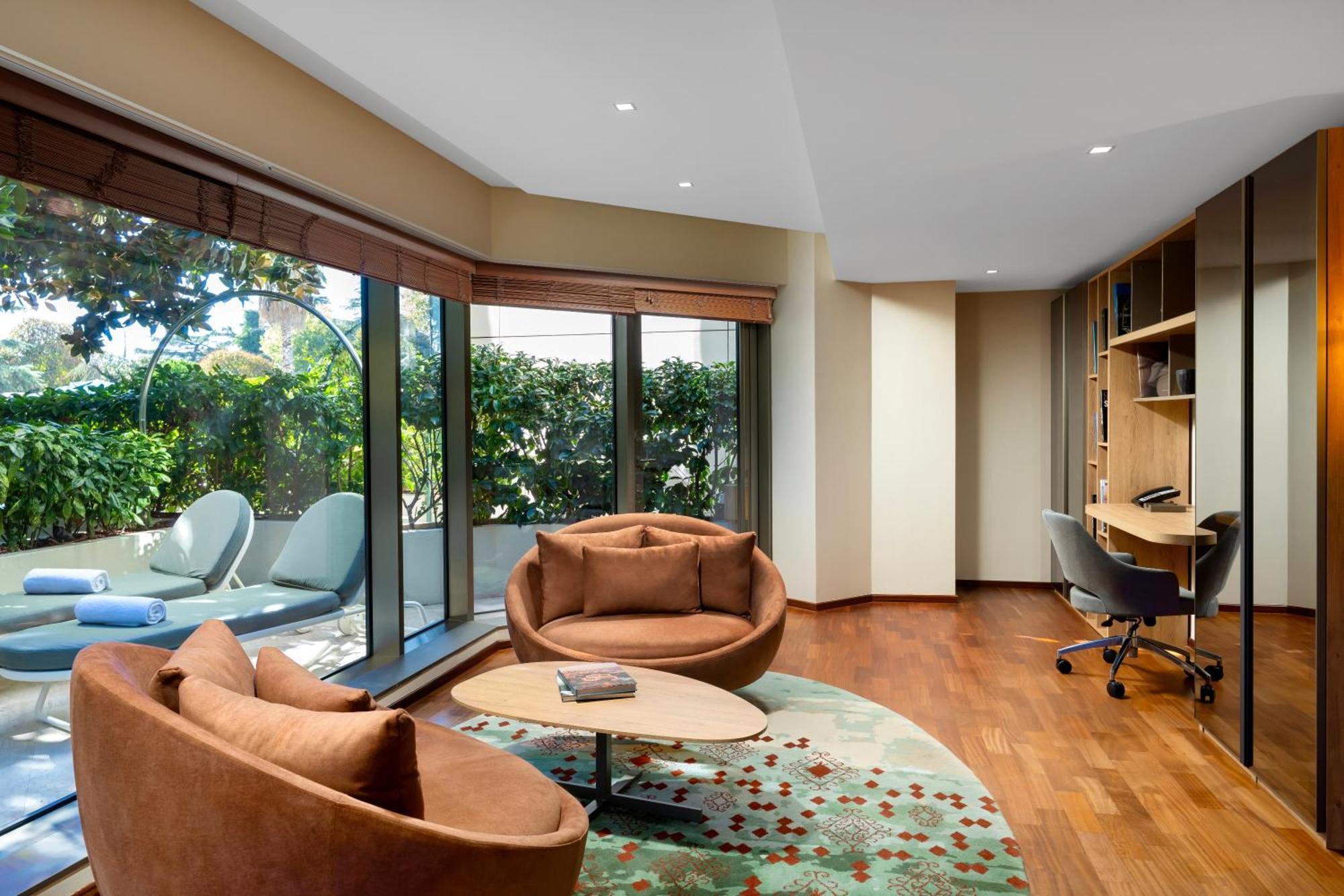 Deluxe Familiensuite – Poolseite