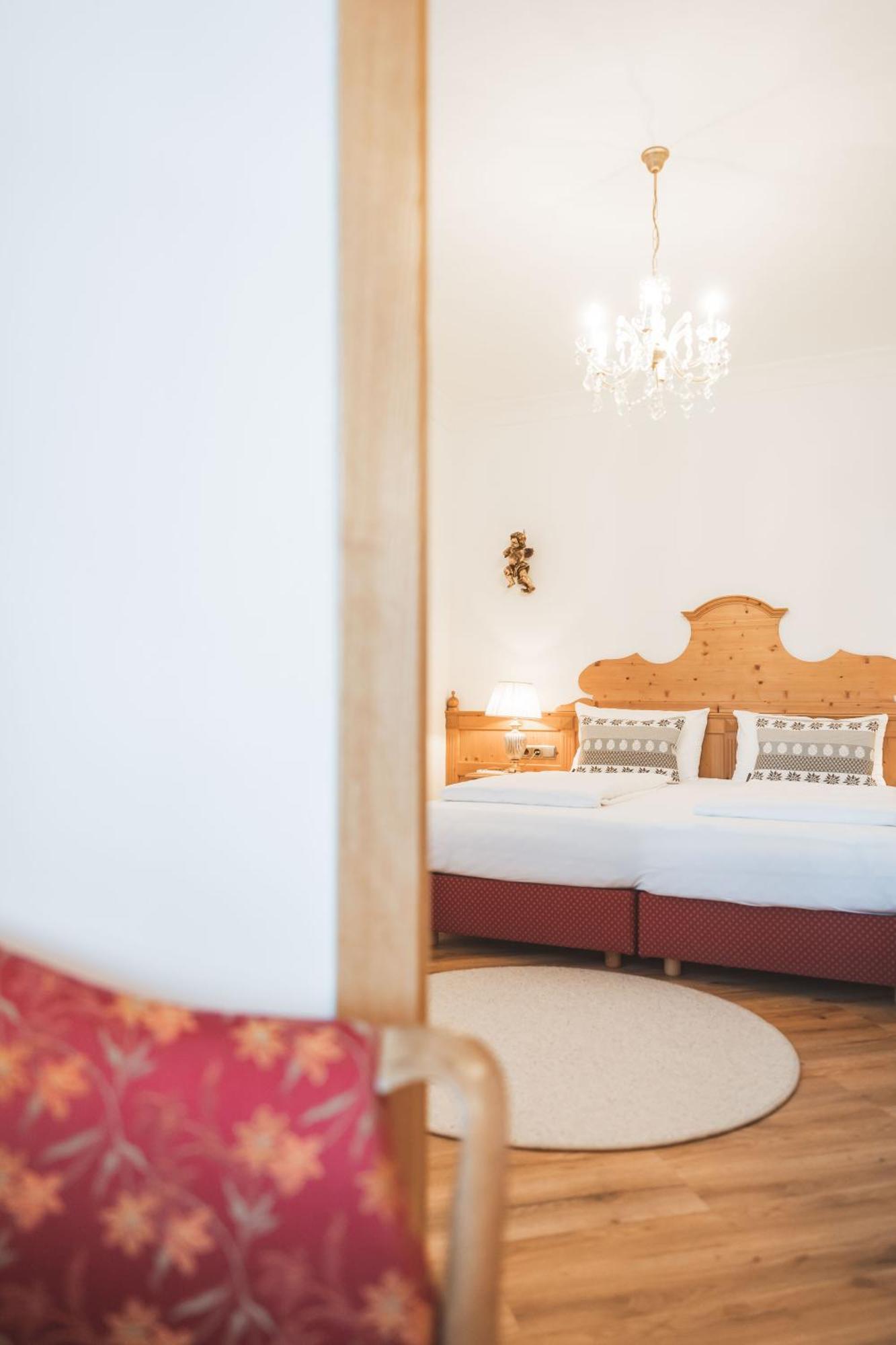 Zimmer mit Queensize-Bett und Balkon