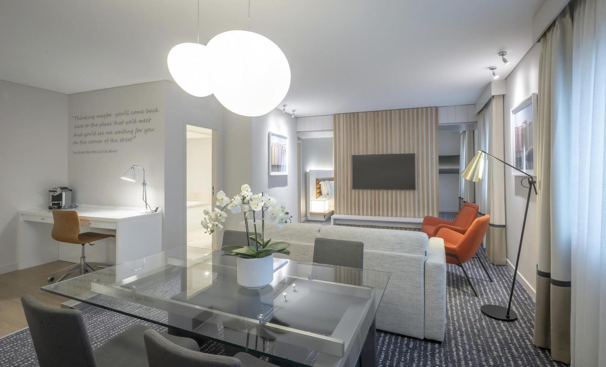 Suite mit 1 Schlafzimmer mit Kingsize-Bett sowie Flussblick