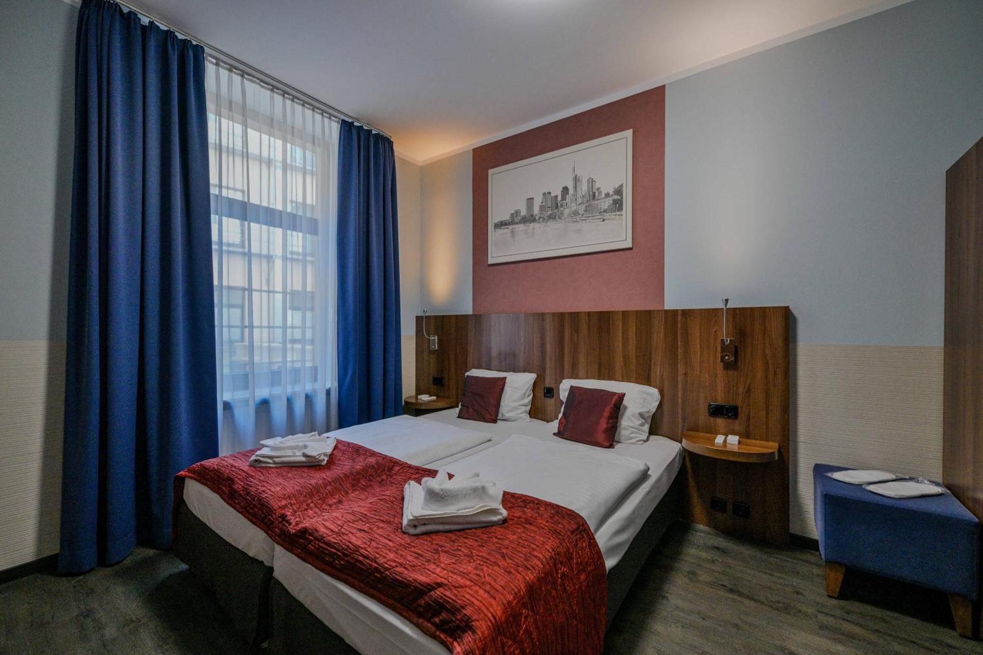 Doppel-/Zweibettzimmer mit Balkon