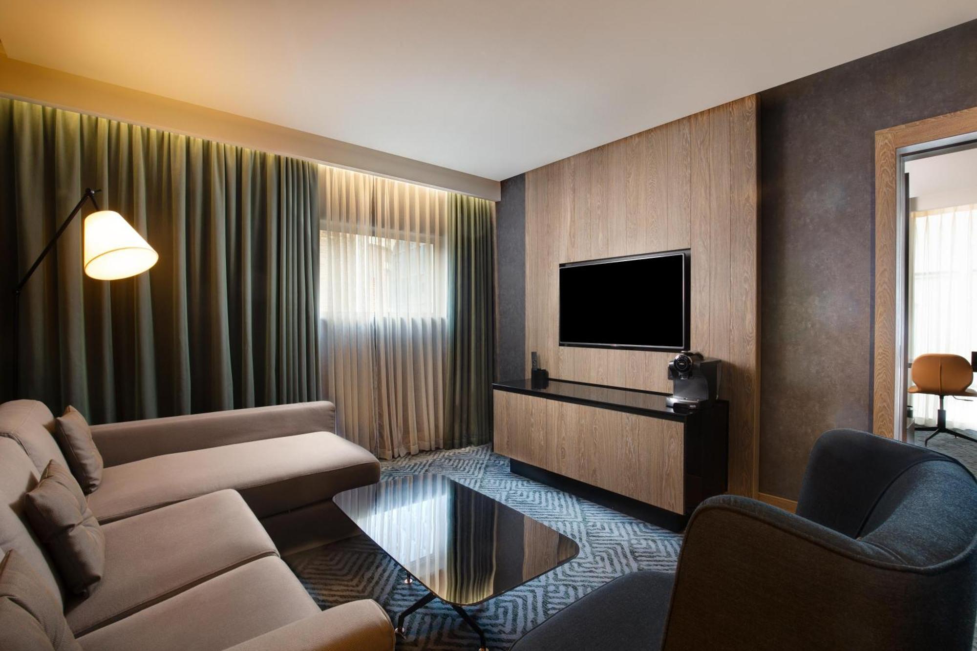 Suite mit 1 Schlafzimmer mit Kingsize-Bett und Zugang zur Lounge