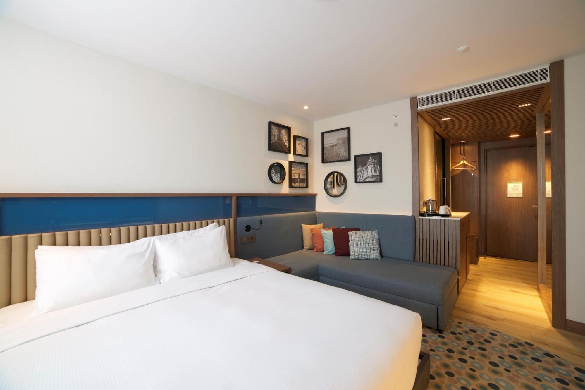 Zimmer mit Kingsize-Bett und Schlafsofa