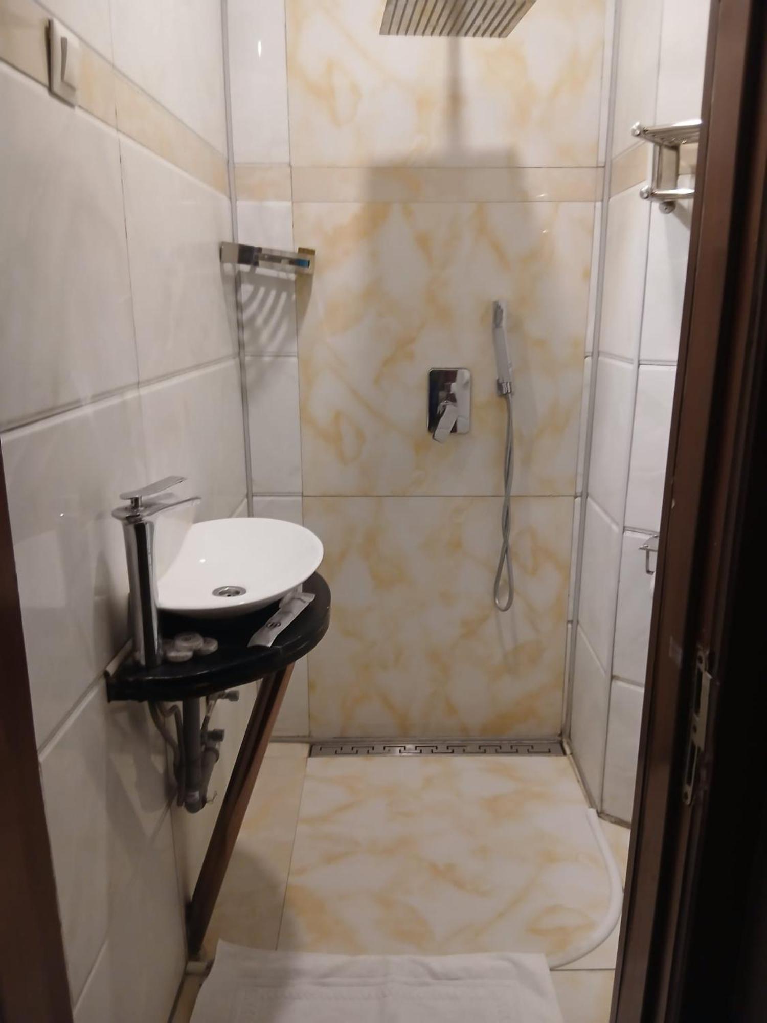 Dreibettzimmer mit Bad