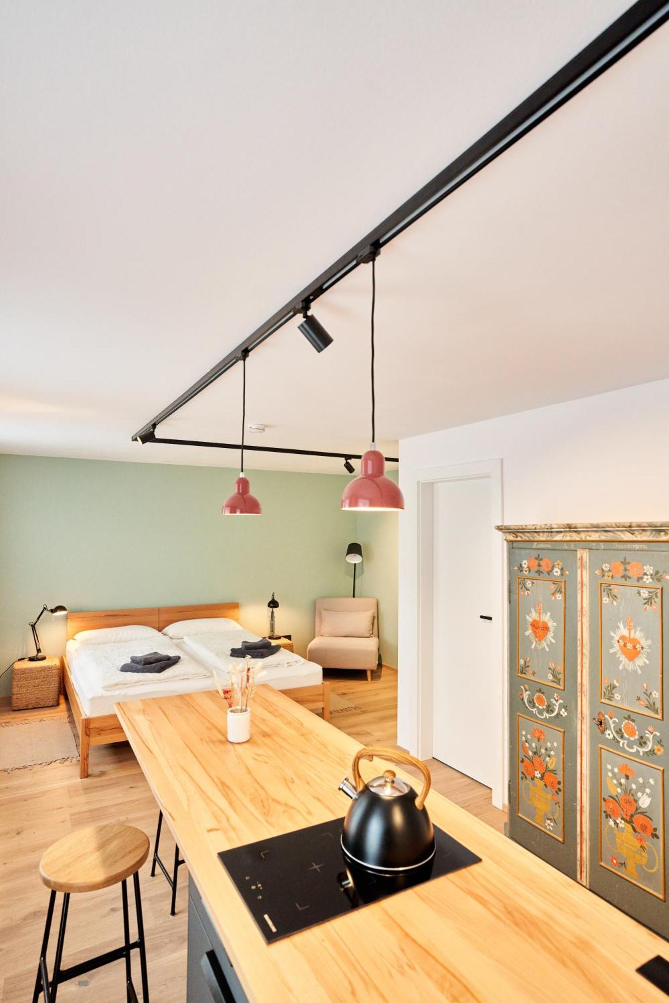 Dreibettzimmer mit Dusche