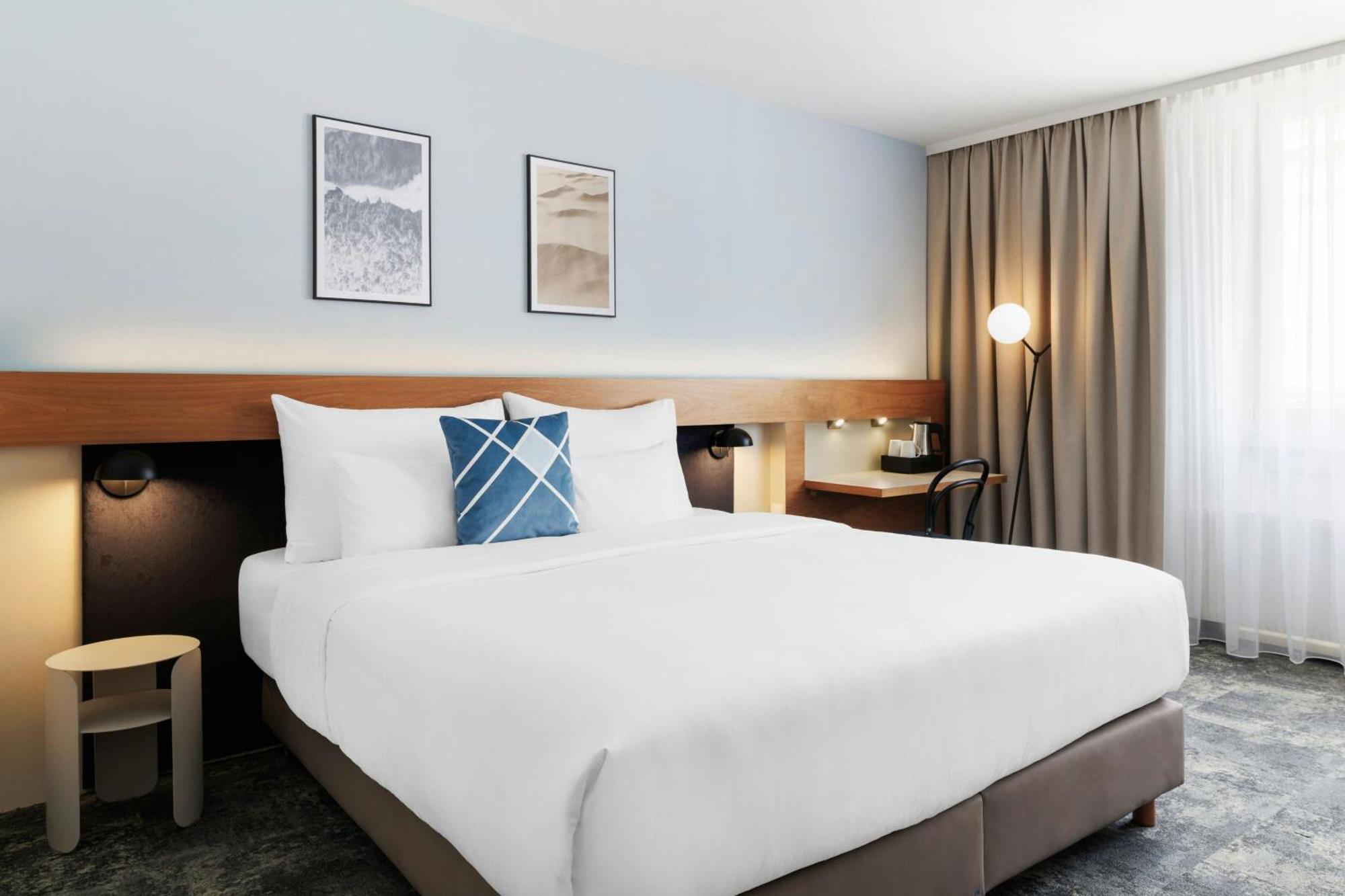 Großes Zimmer mit Kingsize-Bett
