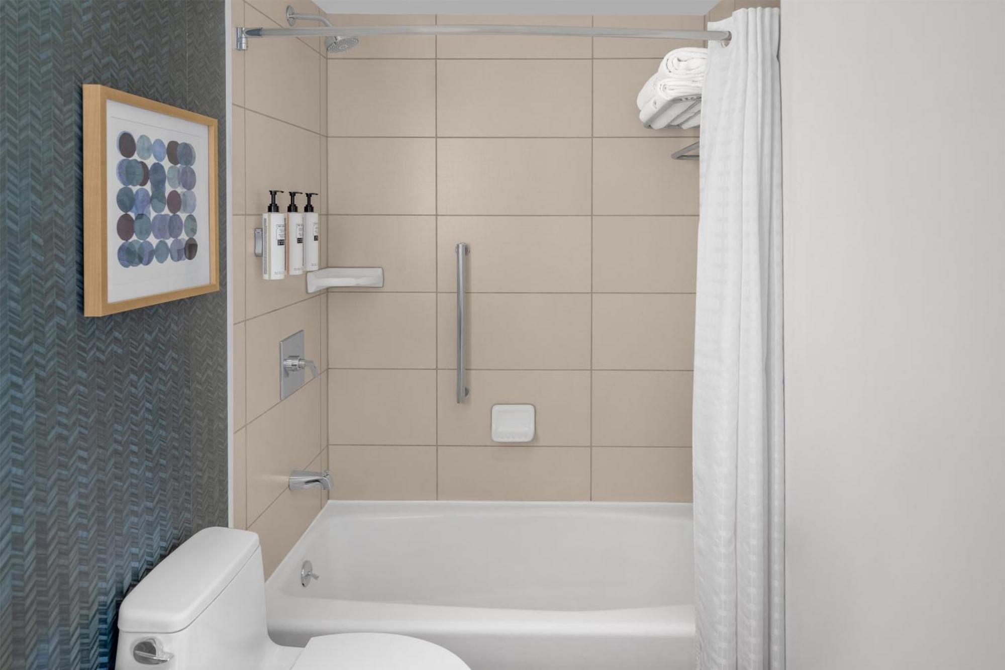 Zimmer mit 2 Queensize-Betten und Stadtblick