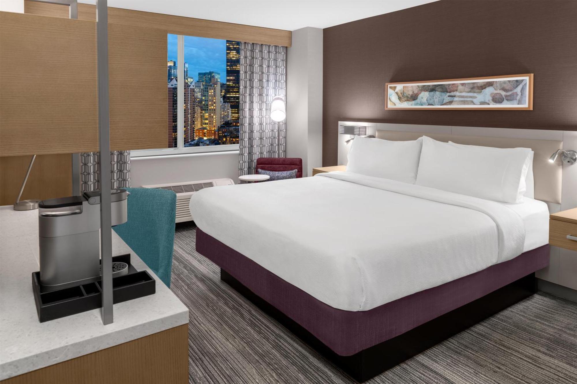 Zimmer mit Kingsize-Bett und Stadtblick