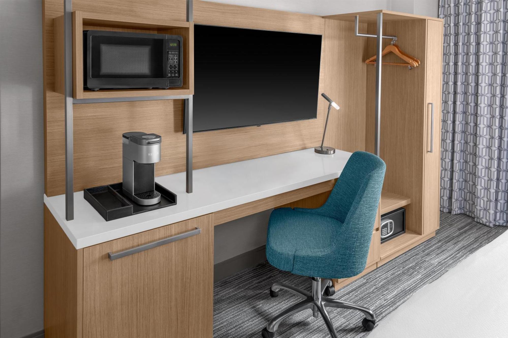 Zimmer mit Kingsize-Bett und ebenerdiger Dusche - barrierefrei/für Hörgeschädigte geeignet