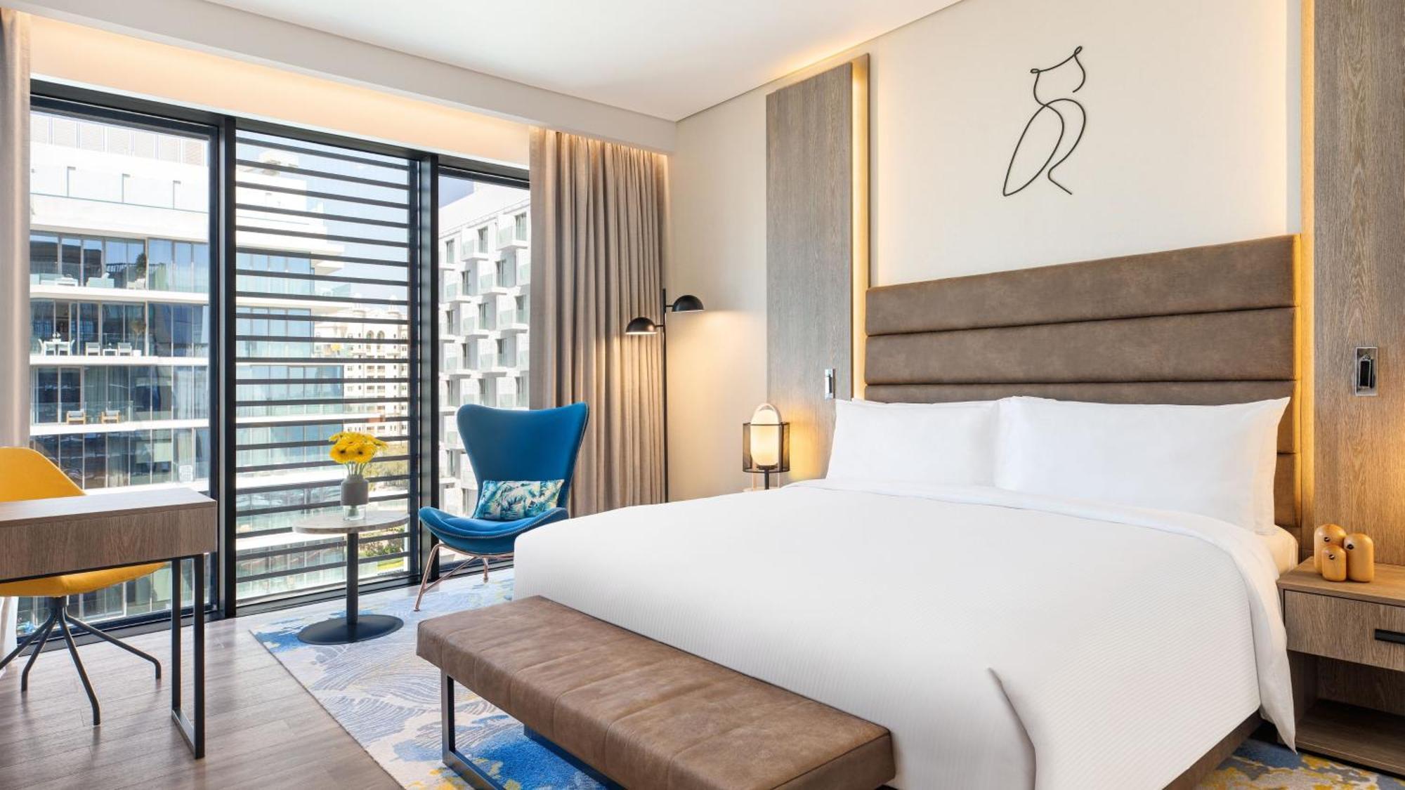 Deluxe Zimmer mit Kingsize-Bett und Stadtblick