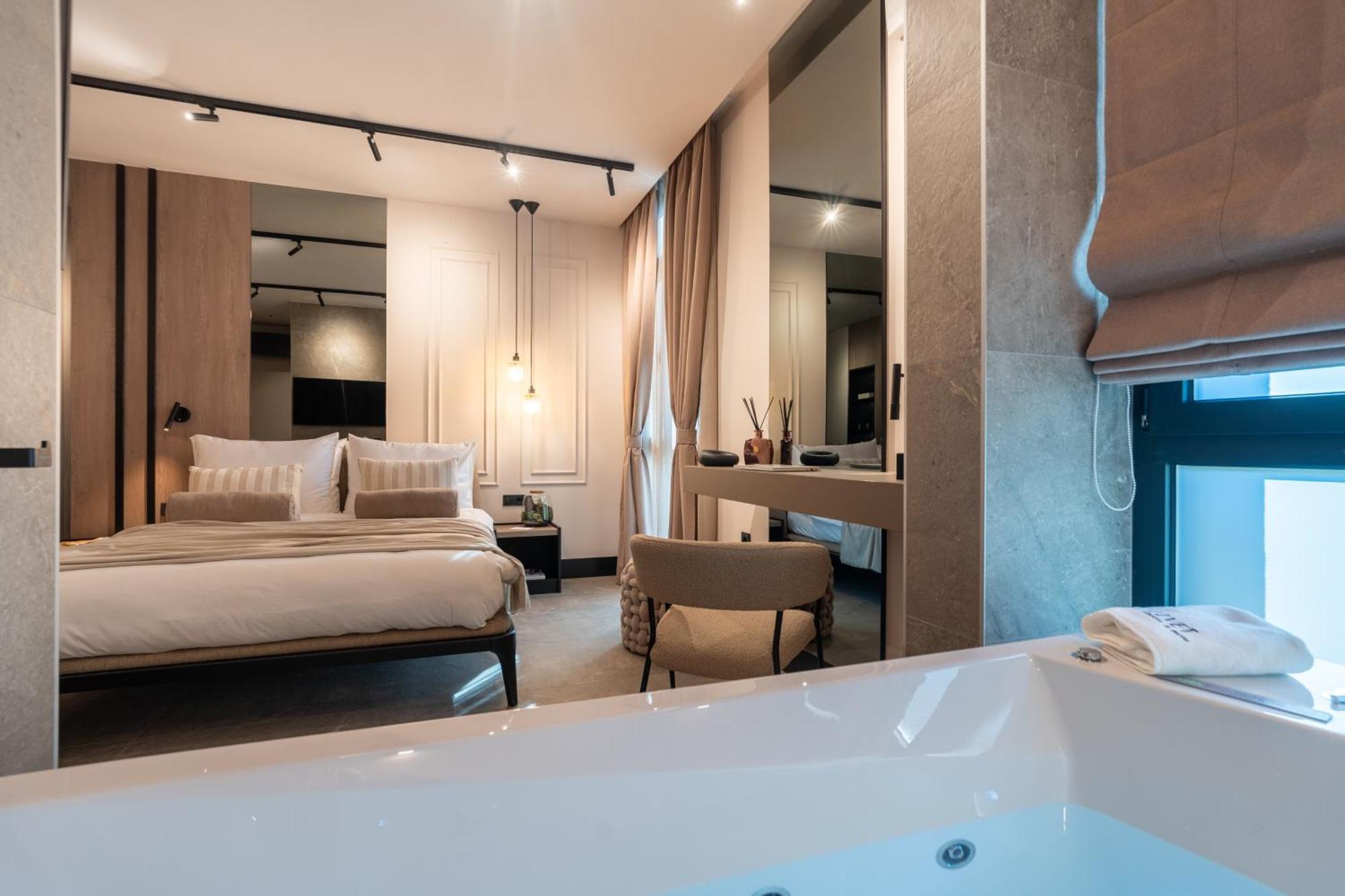 Doppelzimmer mit Whirlpool-Badewanne